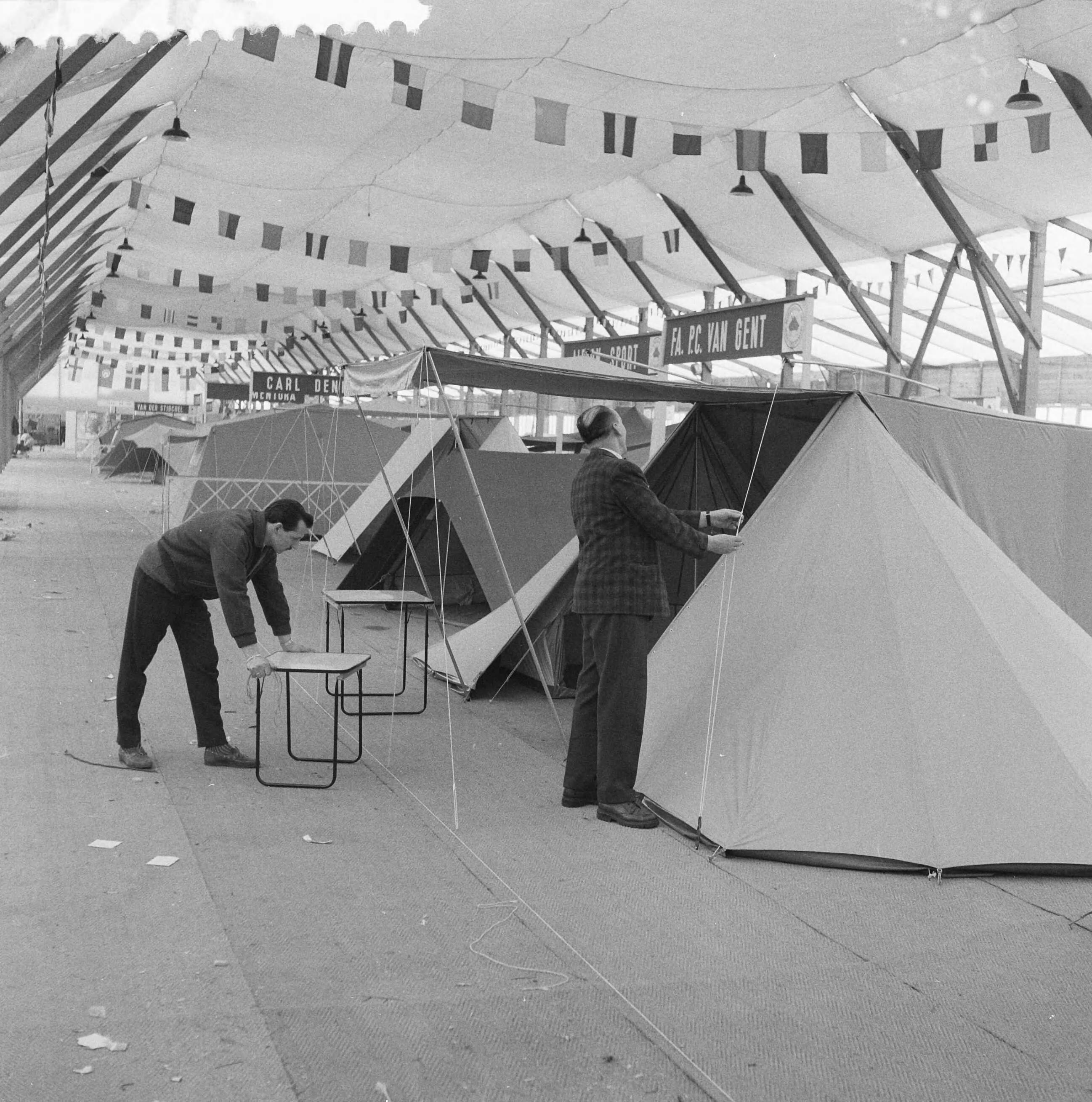 Fotocollectie Anefo — Inrichten tentoonstelling "Goed-Kamp" in de Houtrusthal te Den Haag — Foto: Behrens, Herbert F. / Anefo. Licentie: Set B: Rechtenvrij / Publiek Domein. Bron: Nationaal Archief. http://hdl.handle.net/10648/a9ac16fe-d0b4-102d-bcf8-003048976d84