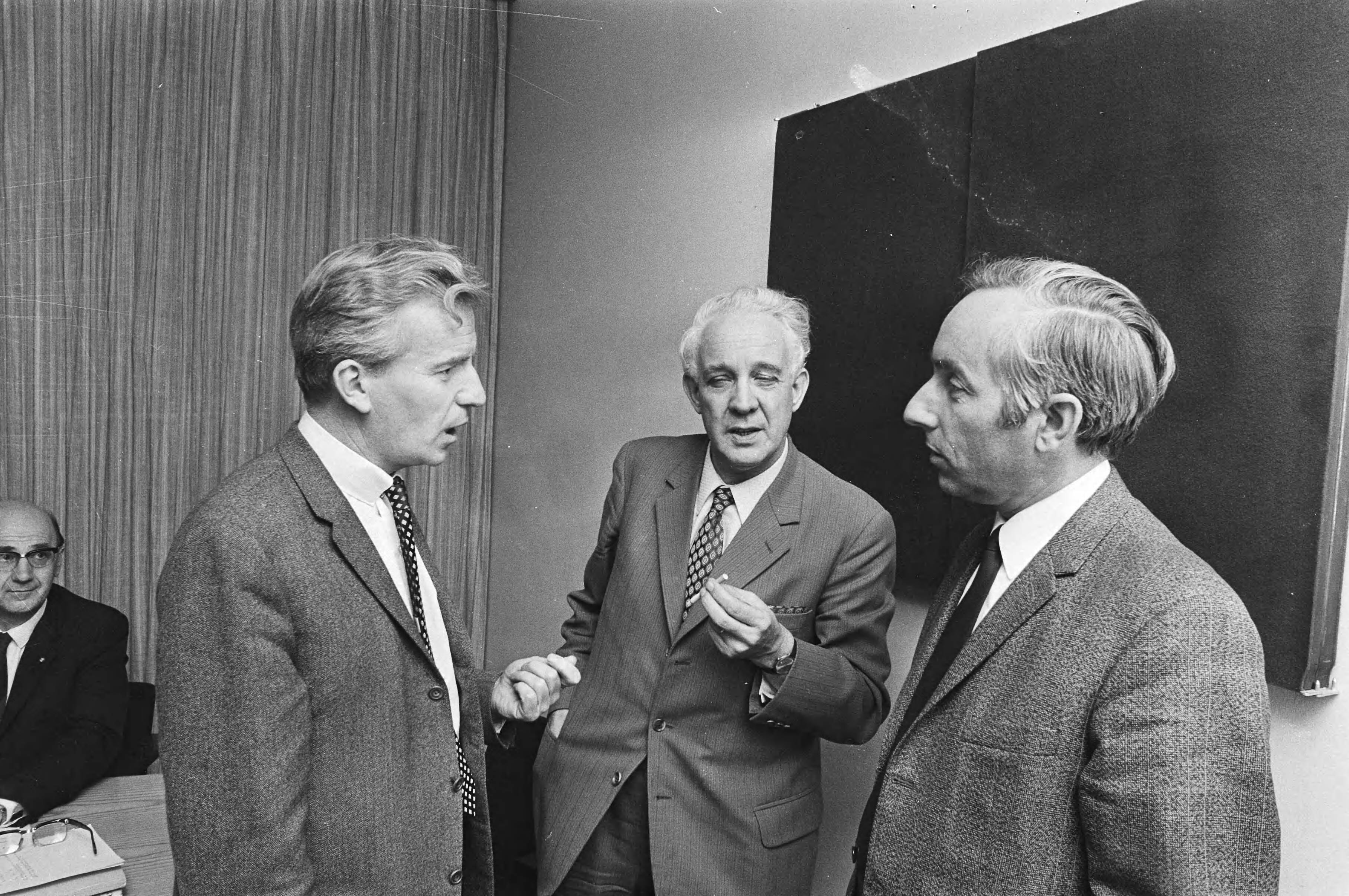 Fotocollectie Anefo — Overlegorgaan van drie vakcentrales bijeen over loonmaatregelen regering, Utrecht; voorz. Kloos (NVV), Mertens (NKV), Lanser (CNV) — Foto: Evers, Joost / Anefo. Licentie: Set B: Rechtenvrij / Publiek Domein. Bron: Nationaal Archief. http://hdl.handle.net/10648/abaccd54-d0b4-102d-bcf8-003048976d84