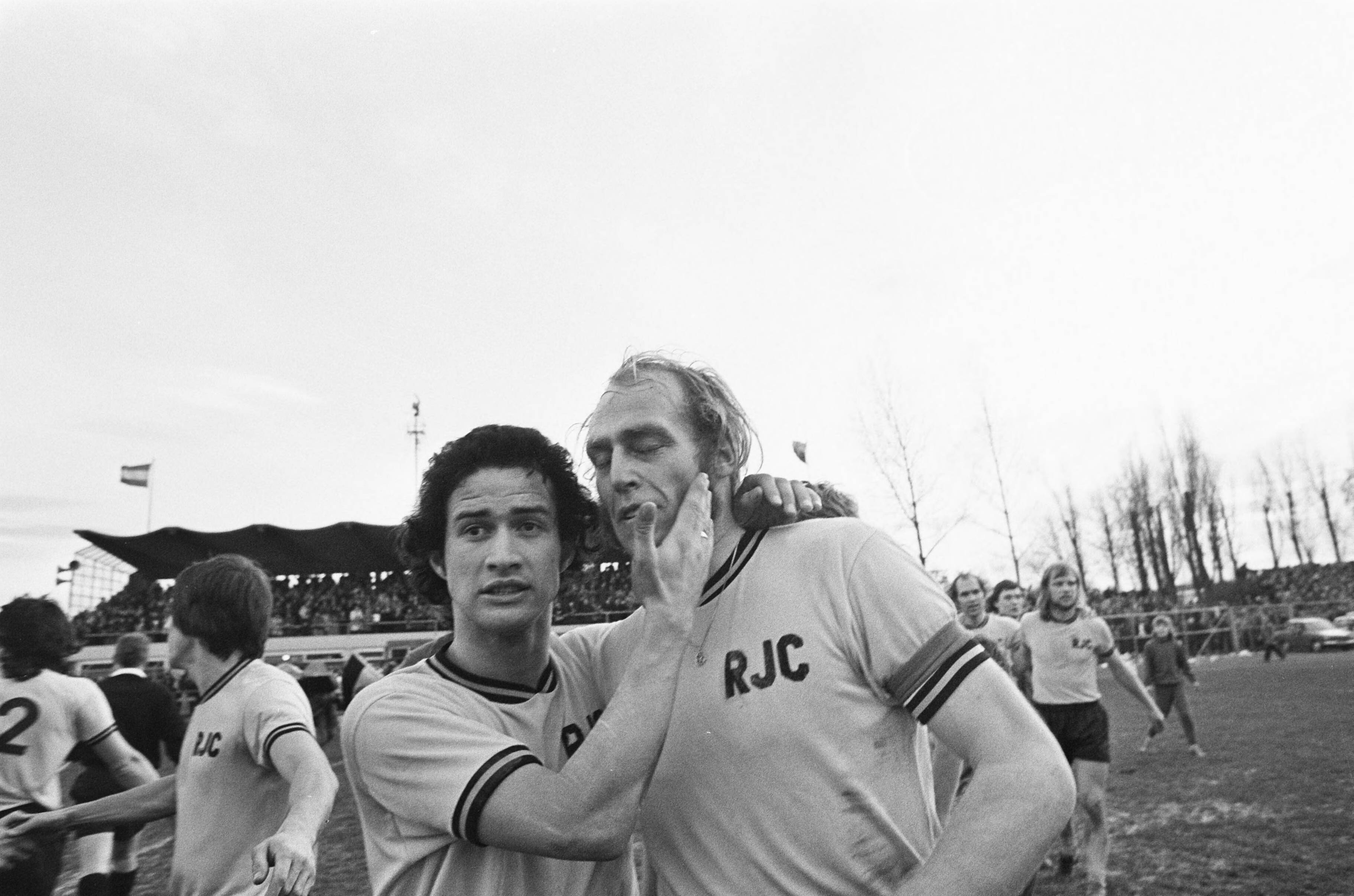 Fotocollectie Anefo — Roda JC tegen Feyenoord 1-0, vrolijke Roda-spelers na afloop; Stanley Bish en Jos Dijkstra. — Foto: Mieremet, Rob / Anefo. Licentie: Set B: Rechtenvrij / Publiek Domein. Bron: Nationaal Archief. http://hdl.handle.net/10648/ac5ecff4-d0b4-102d-bcf8-003048976d84