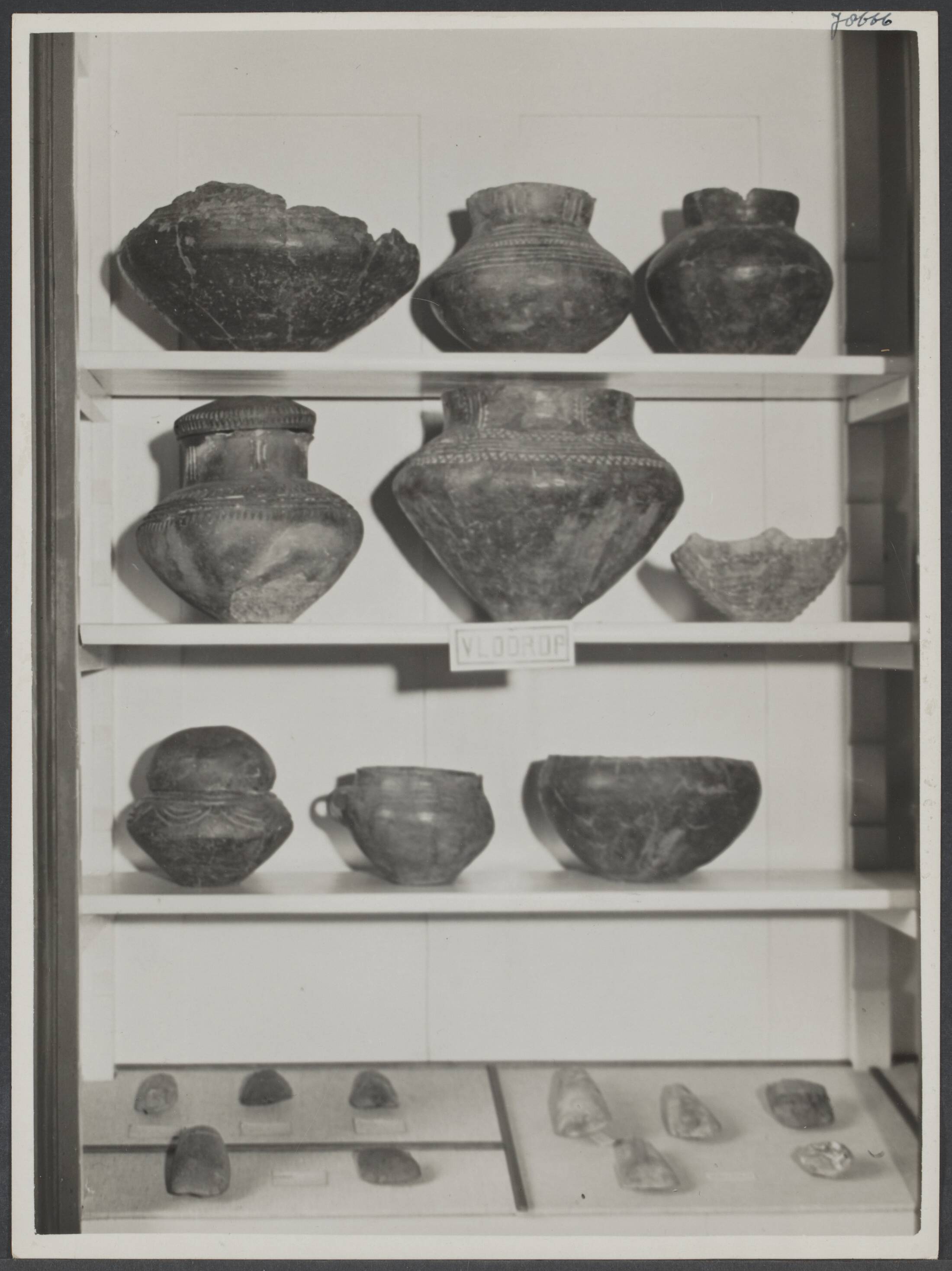 Maastricht I - Algemeen — Maastricht. Oudheidkundig Museum [Kast met archeologische vondsten vnml. vazen] — Foto: R.K. Foto-persbureau "Het Zuiden" / Rechtenvrij. Licentie: Set B: Rechtenvrij / Publiek Domein. Bron: Nationaal Archief. http://hdl.handle.net/10648/c4a808c7-8c3c-8a54-523e-4f9b74e14024