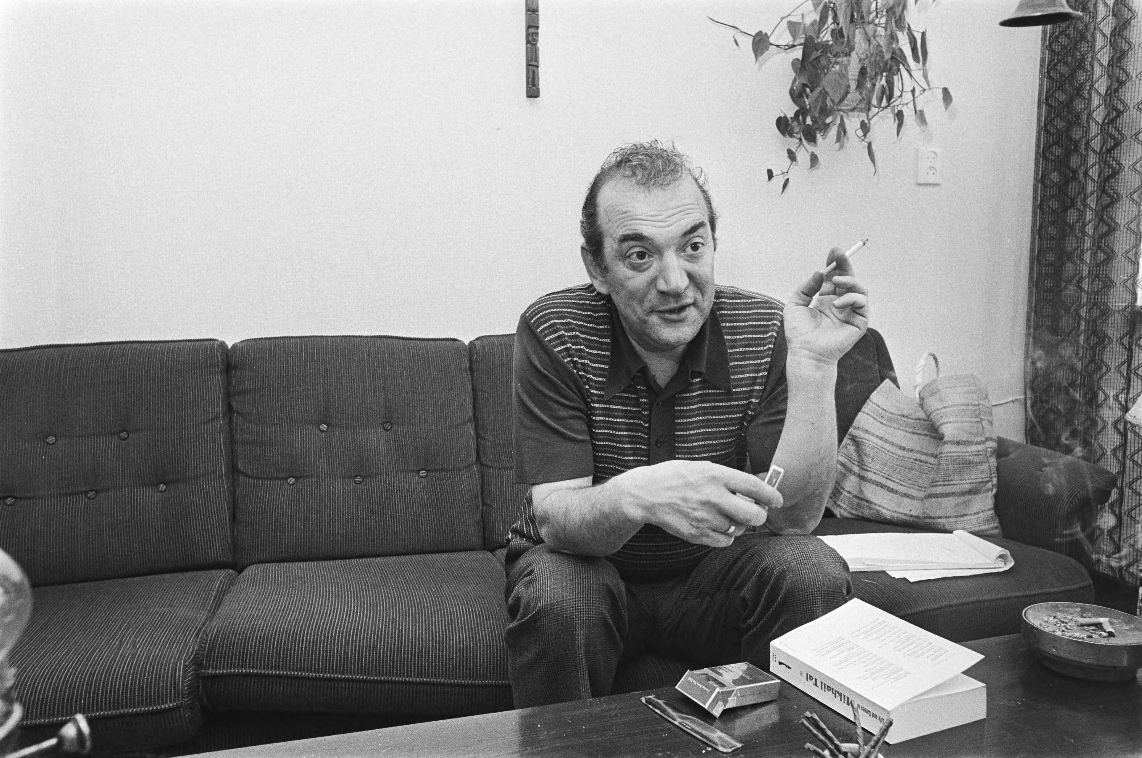 Fotocollectie Anefo — Schaker Viktor Kortsjnoi te Westzaan, thuis bij de heer Mooij — Foto: Peters, Hans / Anefo. Licentie: Set B: Rechtenvrij / Publiek Domein. Bron: Nationaal Archief. http://hdl.handle.net/10648/ac89acc4-d0b4-102d-bcf8-003048976d84