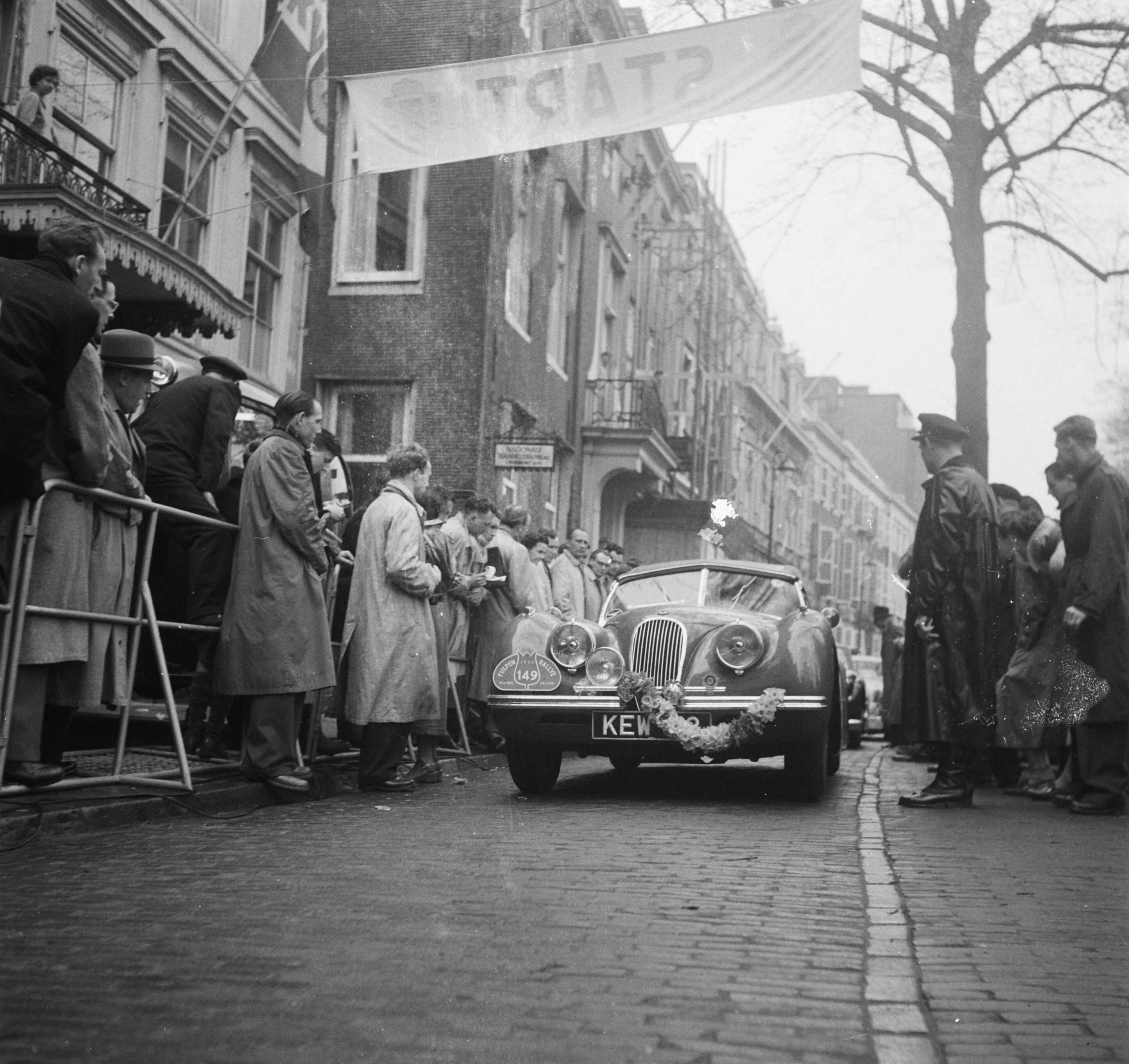 Tulpenrally 1952 — Tulpenralley. Start Den Haag — Foto: Pot, Harry / Anefo. Licentie: Set B: Rechtenvrij / Publiek Domein. Bron: Nationaal Archief. http://hdl.handle.net/10648/a8f88206-d0b4-102d-bcf8-003048976d84