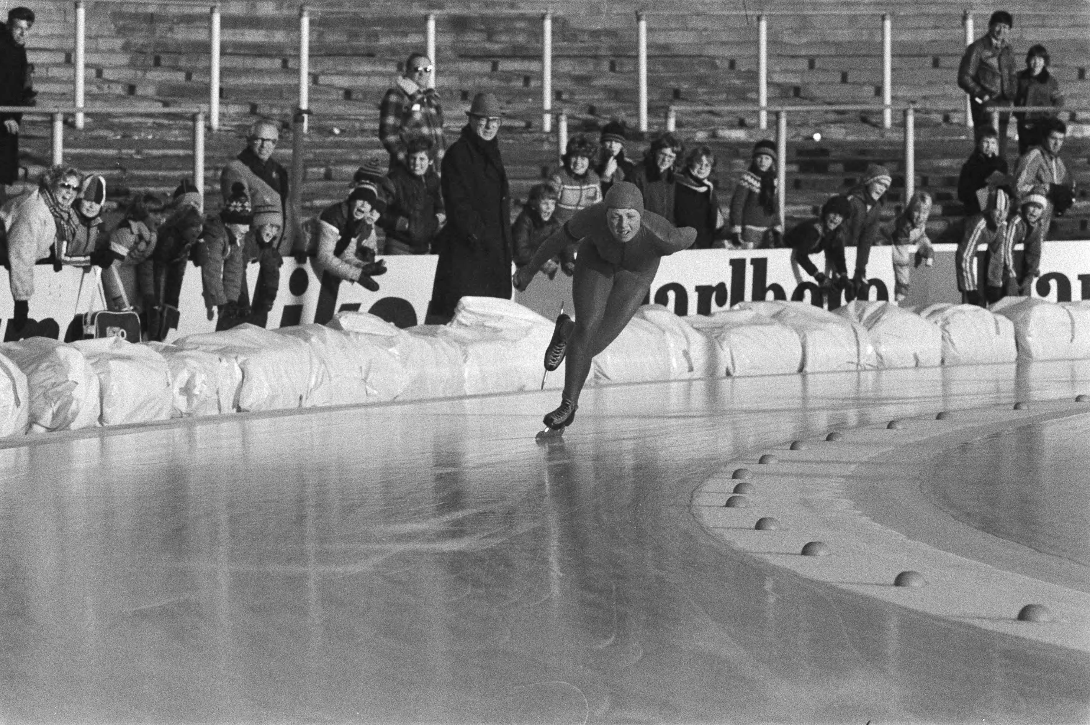 Fotocollectie Anefo — Wereldkampioenschappen schaatsen dames allround in Den Haag. Ria Visser in actie. — Foto: Suyk, Koen / Anefo. Licentie: Set B: Rechtenvrij / Publiek Domein. Bron: Nationaal Archief. http://hdl.handle.net/10648/acc3c0b2-d0b4-102d-bcf8-003048976d84