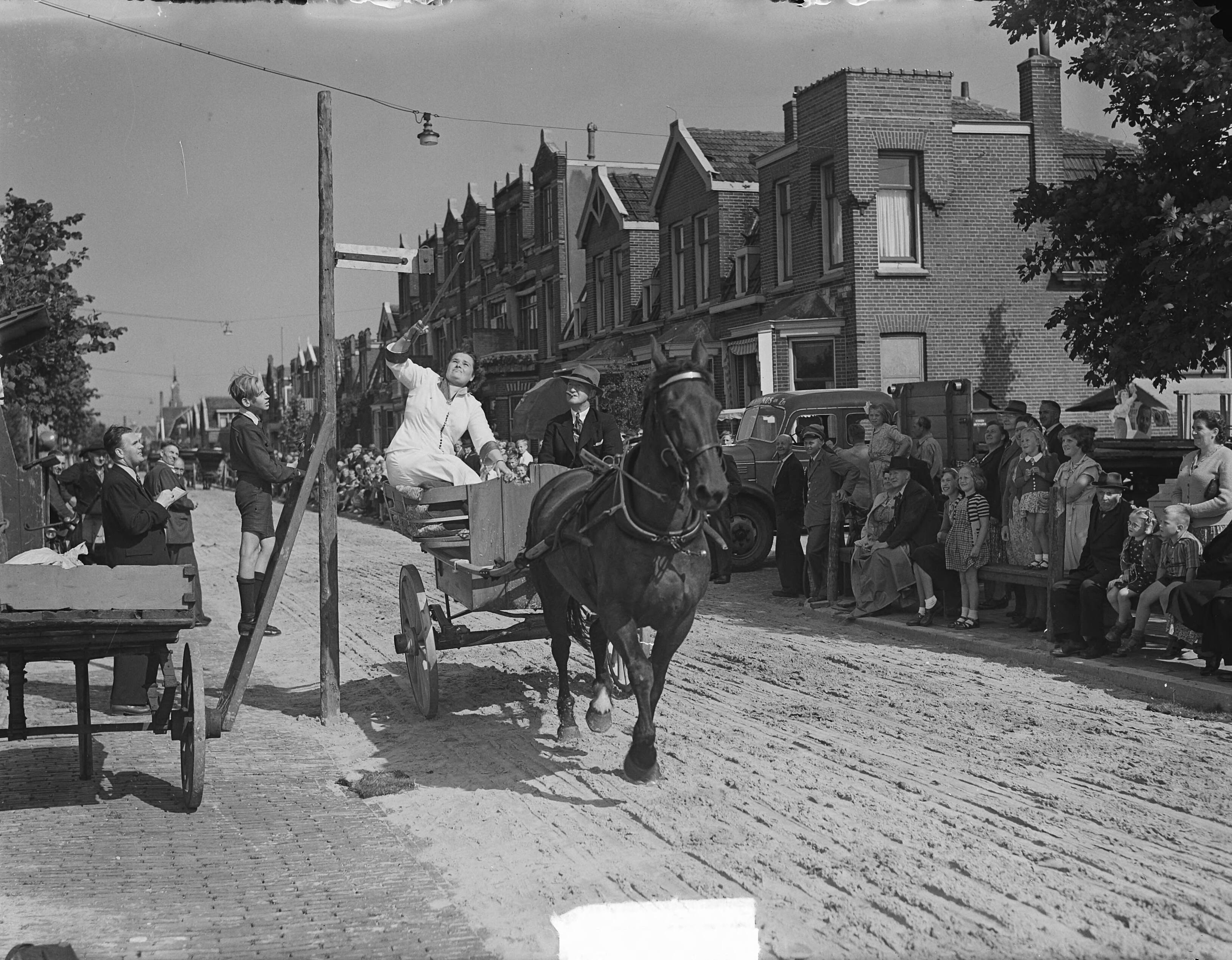 Fotocollectie Anefo — Ringsteken in Zaandam — Foto: Nijs, Jac. de / Anefo. Licentie: Set B: Rechtenvrij / Publiek Domein. Bron: Nationaal Archief. http://hdl.handle.net/10648/a8dd9ef0-d0b4-102d-bcf8-003048976d84
