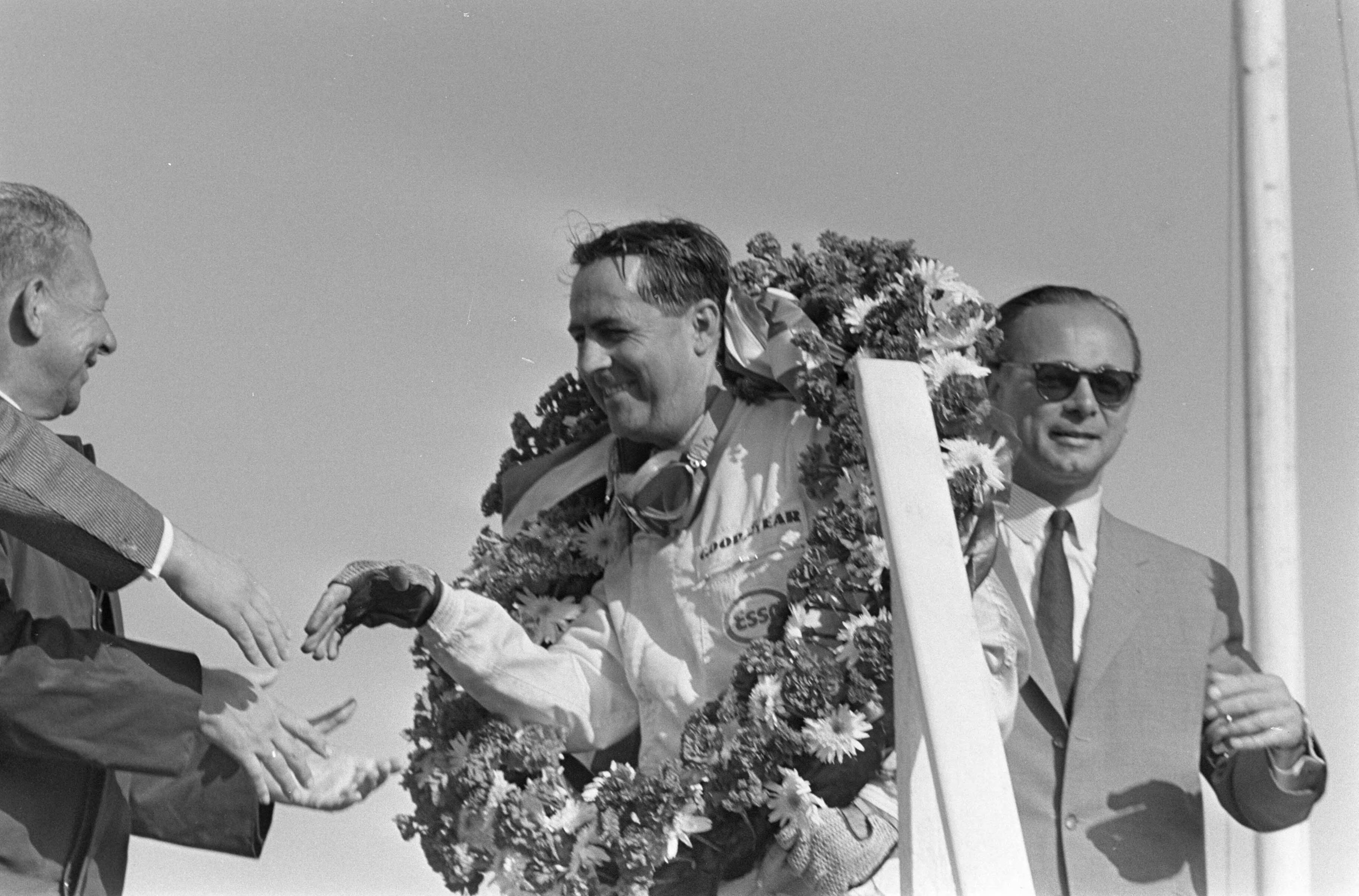 Fotocollectie Anefo — Grand Prix te Zandvoort, winnaar Jack Brabham op podium met krans — Foto: Koch, Eric / Anefo. Licentie: Set B: Rechtenvrij / Publiek Domein. Bron: Nationaal Archief. http://hdl.handle.net/10648/aaf3d290-d0b4-102d-bcf8-003048976d84