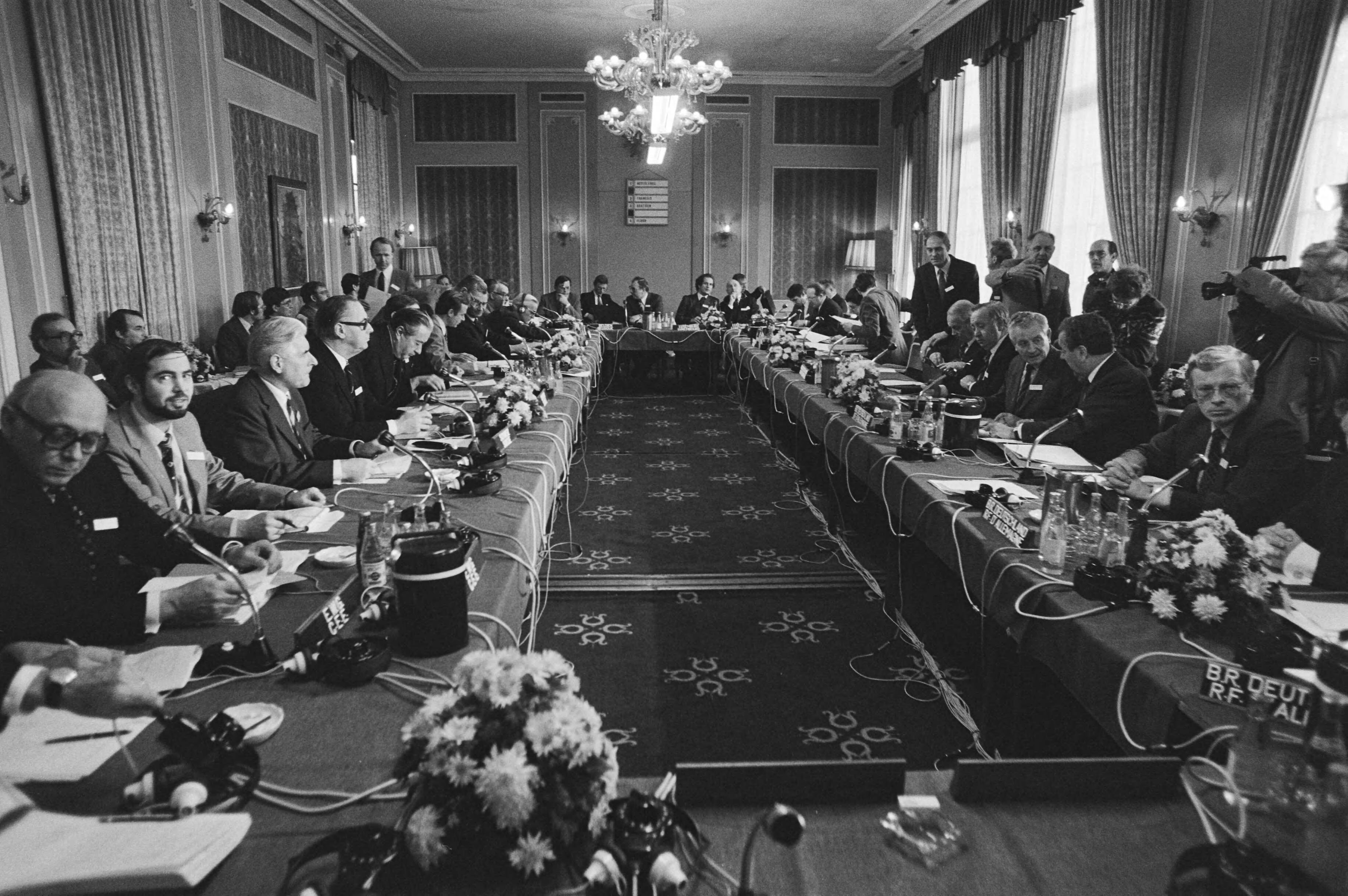 Vijfde ministersconferentie in Wassenaar over de vervuiling van de Rijn met de ministers van de Rijnoever staten — De conferentietafel met de deelnemers uit de vijf landen — Foto: Croes, Rob C. / Anefo. Licentie: Set B: Rechtenvrij / Publiek Domein. Bron: Nationaal Archief. http://hdl.handle.net/10648/acf38194-d0b4-102d-bcf8-003048976d84