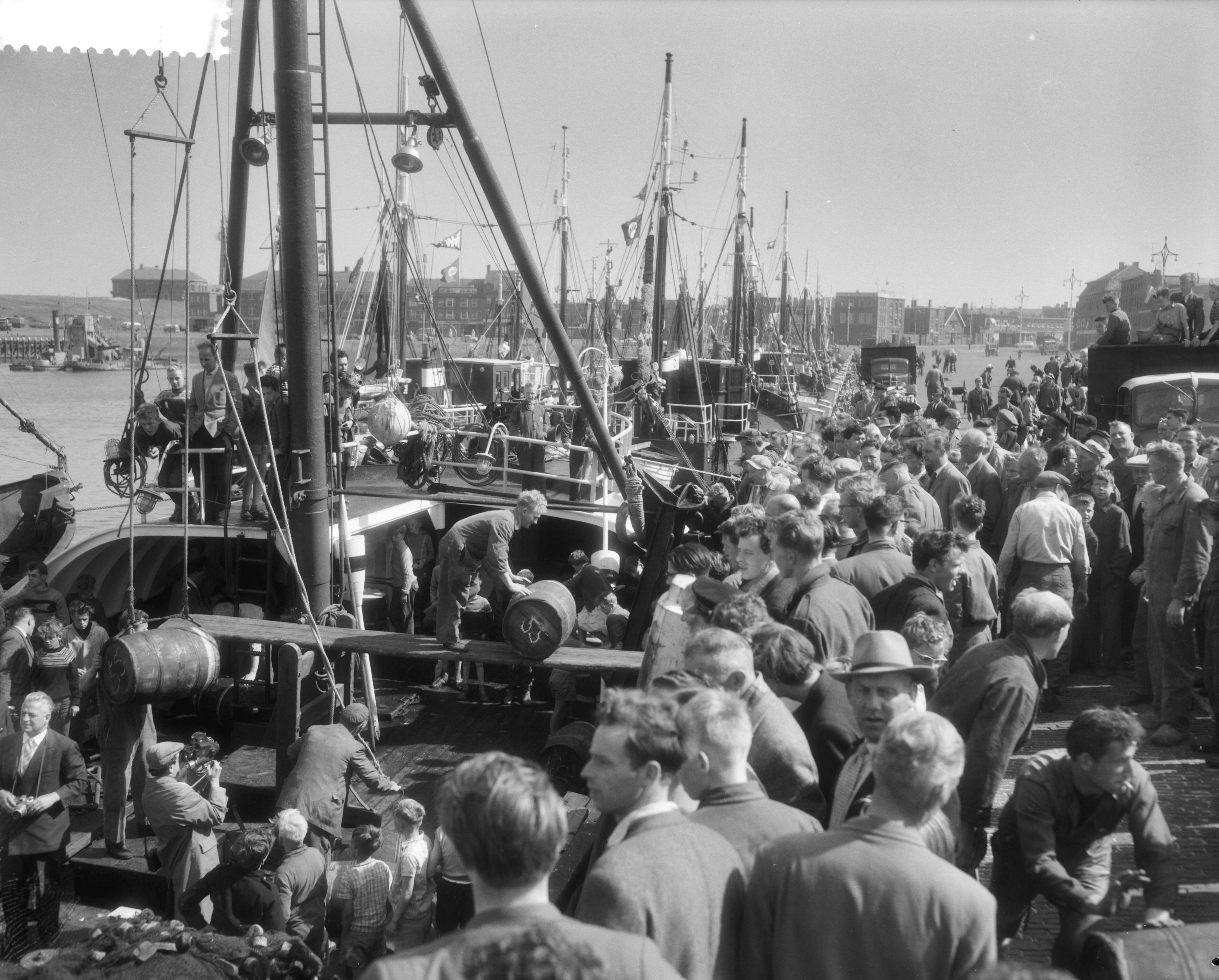 Fotocollectie Anefo — Aankomst van "Nieuwe Haring" in Scheveningen aangebracht door de "Noorderkroon", vaten met haring worden aan land gebracht — Foto: Pot, Harry / Anefo. Licentie: Set B: Rechtenvrij / Publiek Domein. Bron: Nationaal Archief. http://hdl.handle.net/10648/a99469fa-d0b4-102d-bcf8-003048976d84