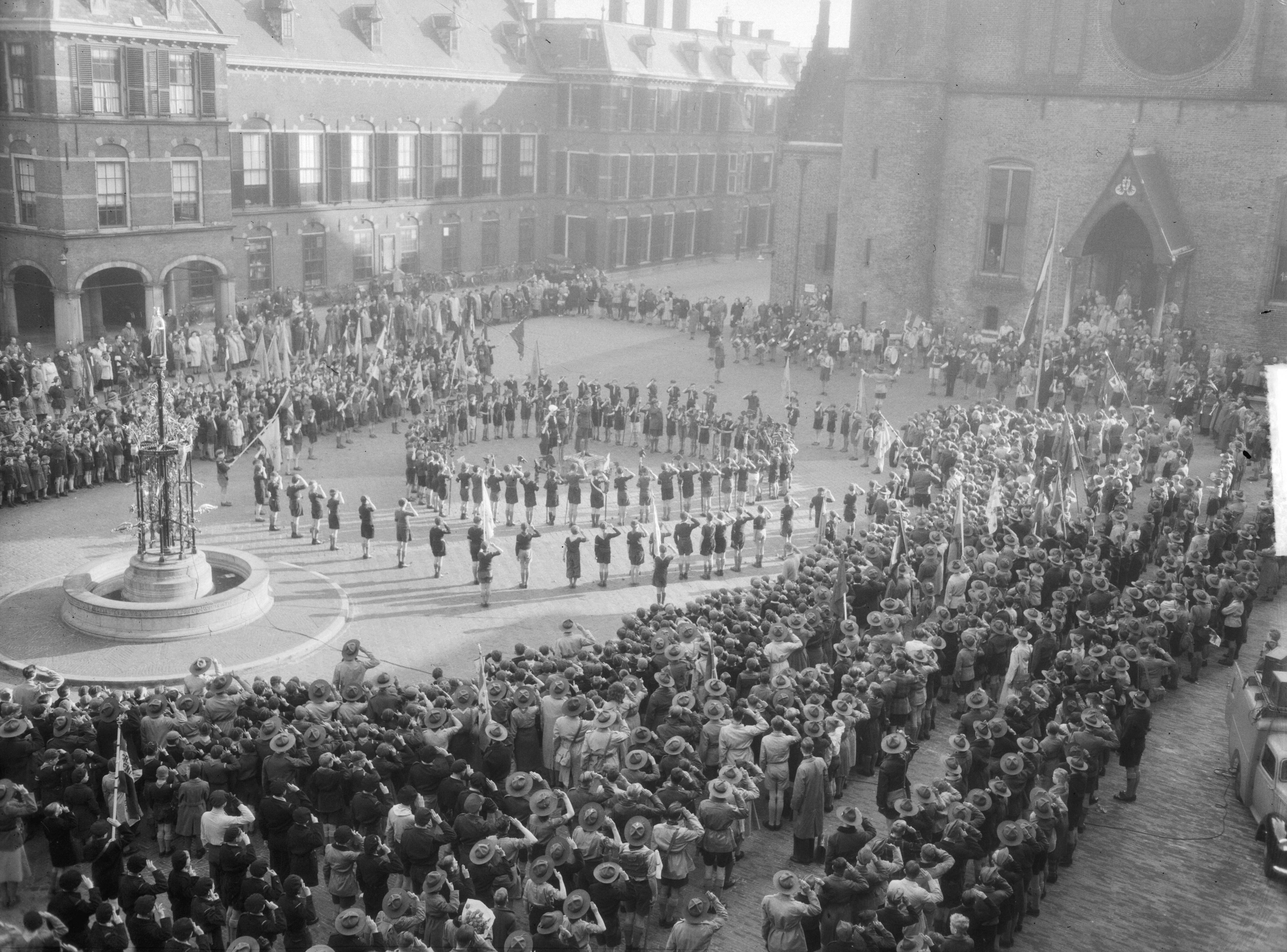 Fotocollectie Anefo — Sint Jorisdag op het Binnenhof te Den Haag — Foto: Duinen, G.W. van / Anefo. Licentie: Set B: Rechtenvrij / Publiek Domein. Bron: Nationaal Archief. http://hdl.handle.net/10648/a8e90812-d0b4-102d-bcf8-003048976d84