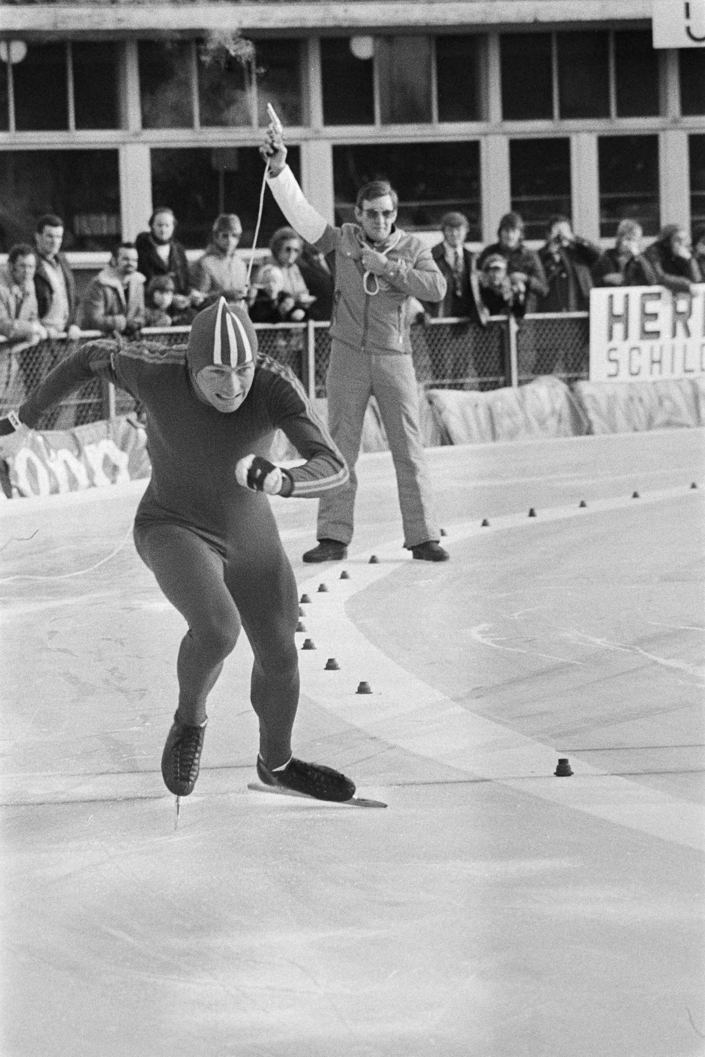 Fotocollectie Anefo — Nederlandse kampioenschappen schaatsen in Groningen; Jos Valentijn gaat van start — Foto: Verhoeff, Bert / Anefo. Licentie: Set B: Rechtenvrij / Publiek Domein. Bron: Nationaal Archief. http://hdl.handle.net/10648/ac7a9c98-d0b4-102d-bcf8-003048976d84