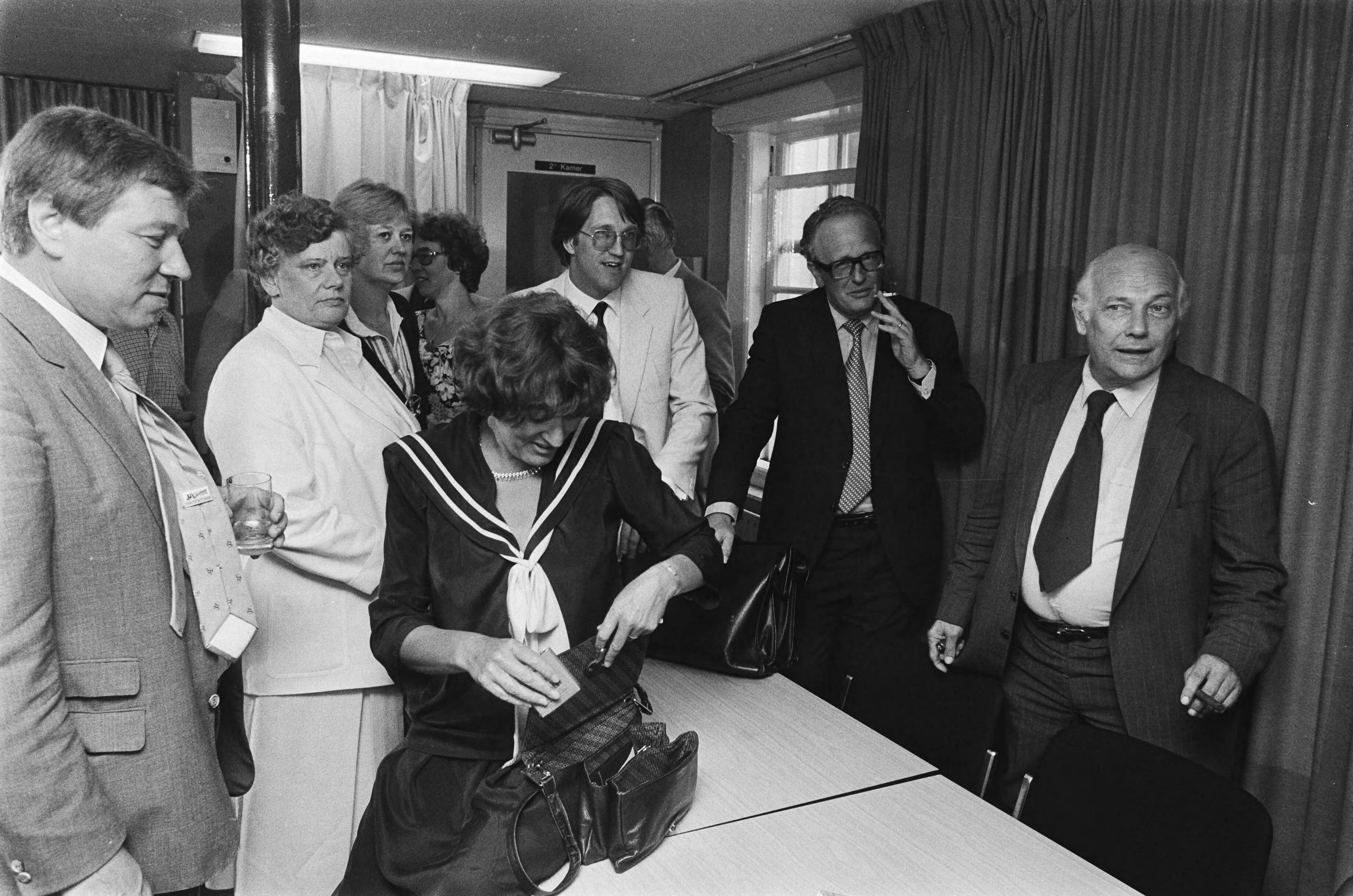 Fotocollectie Anefo — Persconferentie afgetreden PvdA-ministers in Den Haag ; v.l.n.r. Dales, Stuiveling, Langedijk de Jong Kombrink, Van Kemenade en Den Uyl — Foto: Bogaerts, Rob / Anefo. Licentie: Set B: Rechtenvrij / Publiek Domein. Bron: Nationaal Archief. http://hdl.handle.net/10648/ad18d07a-d0b4-102d-bcf8-003048976d84