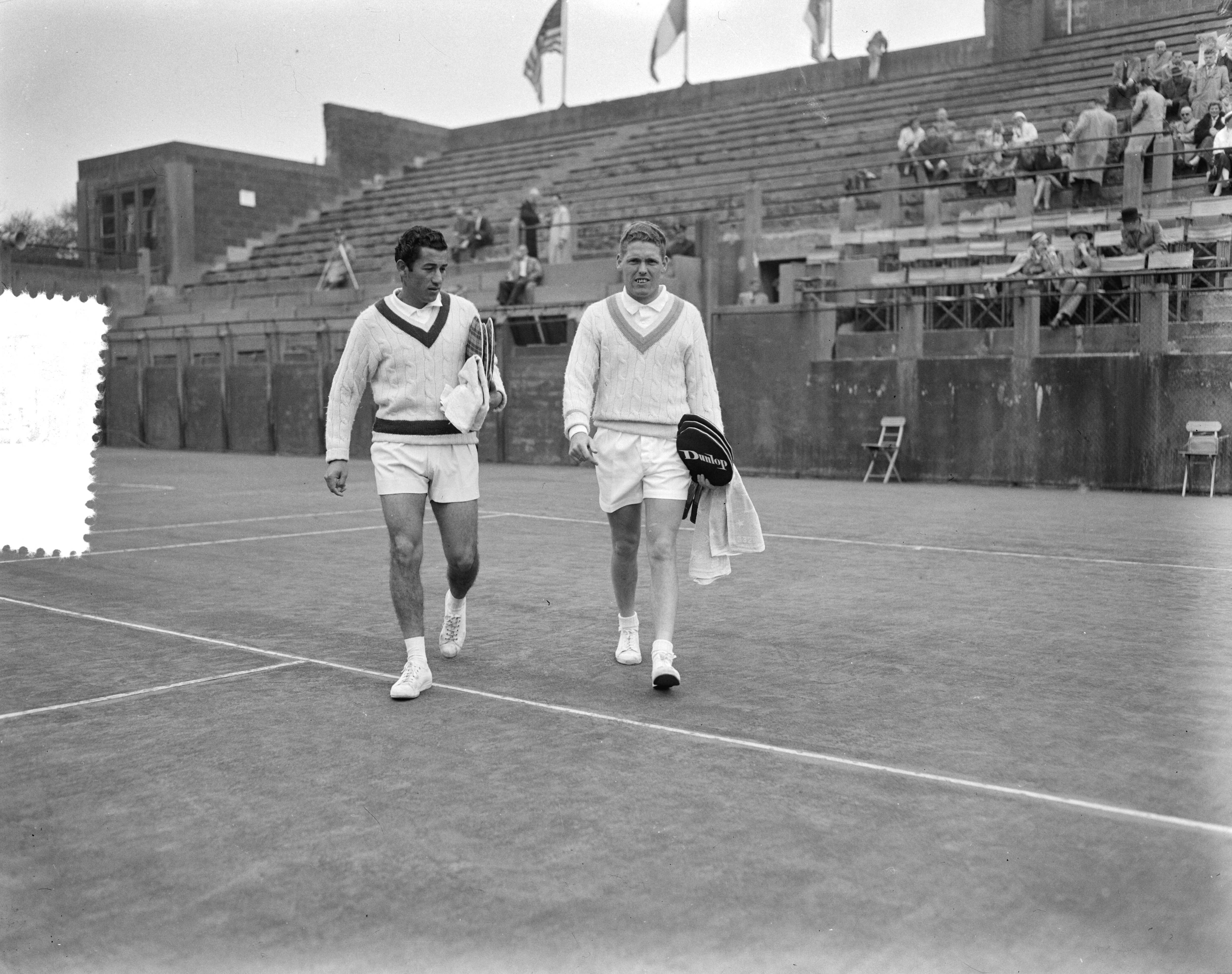 Fotocollectie Anefo — Davis Cup wedstrijd Nederland tegen Chili op de METS-banen te Scheveningen. Fred Dehnert (rechts) en Luis Ayala (links) — Foto: Pot, Harry / Anefo. Licentie: Set B: Rechtenvrij / Publiek Domein. Bron: Nationaal Archief. http://hdl.handle.net/10648/a947d478-d0b4-102d-bcf8-003048976d84