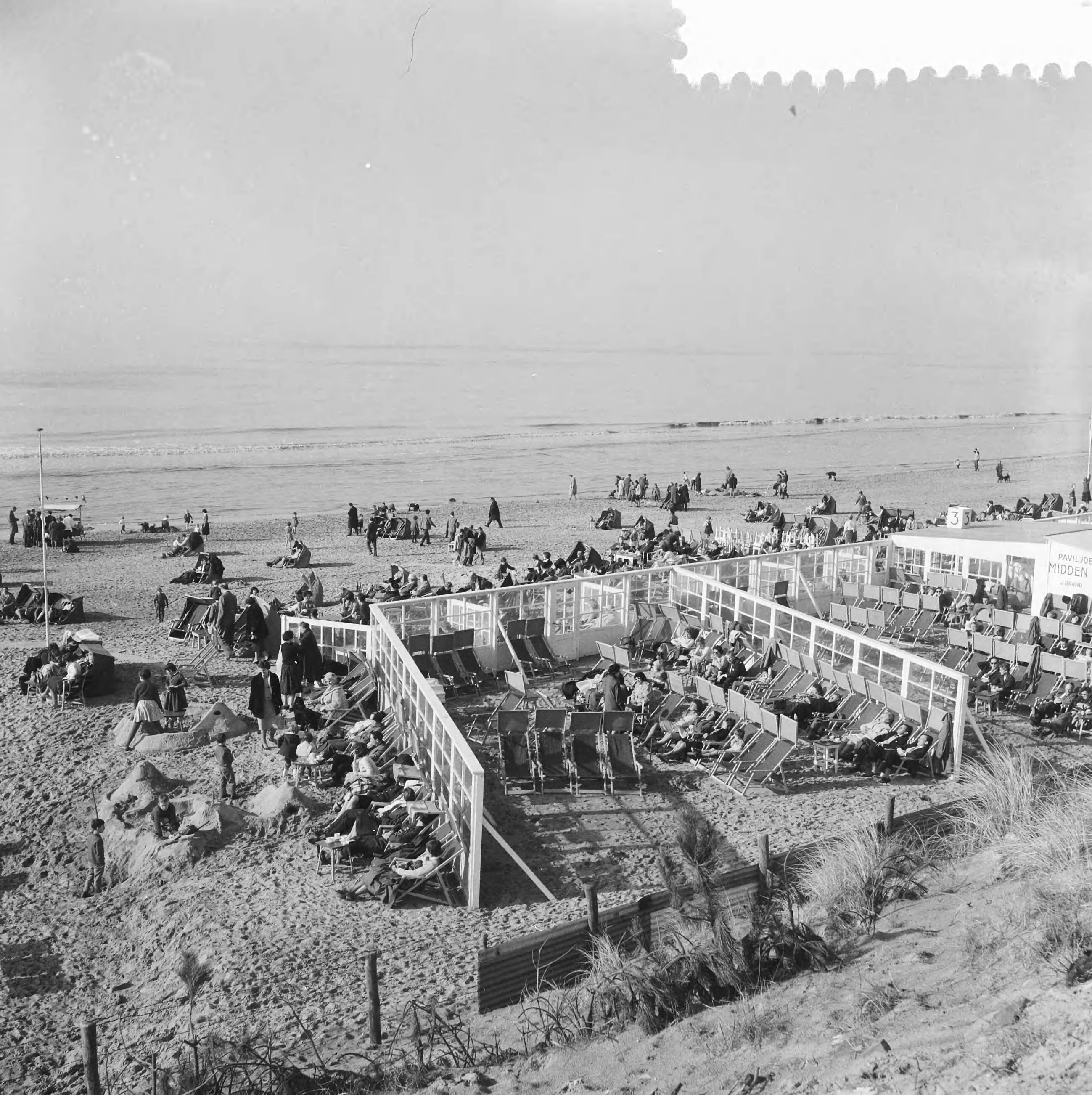Fotocollectie Anefo — Drukte op het strand te Zandvoort — Foto: Lindeboom, Henk / Anefo. Licentie: Set B: Rechtenvrij / Publiek Domein. Bron: Nationaal Archief. http://hdl.handle.net/10648/a9aa144e-d0b4-102d-bcf8-003048976d84