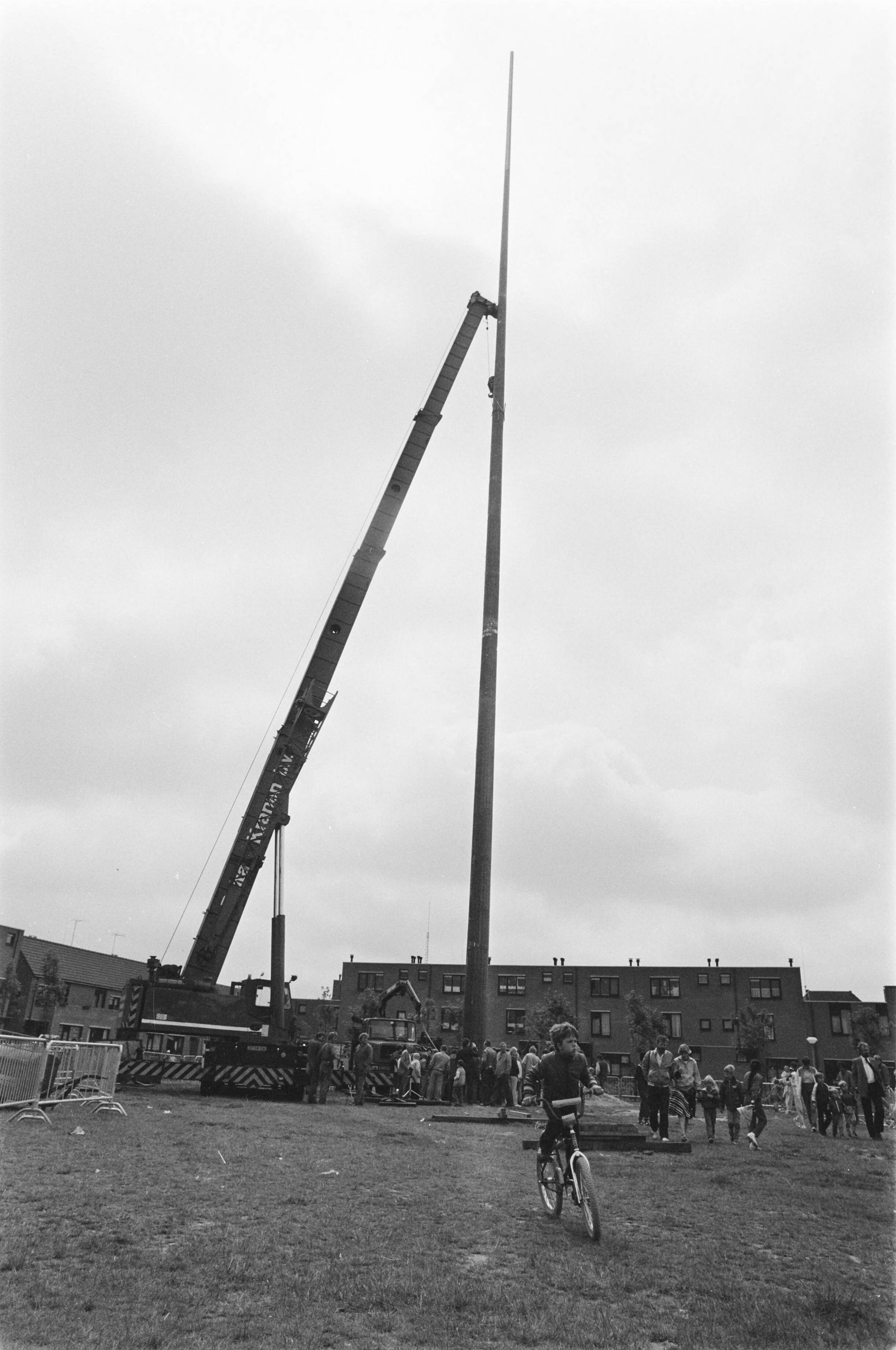 Fotocollectie Anefo — Plaatsing 55 meter hoog kunstwerk; Energie-naald in Almere — Foto: Bogaerts, Rob / Anefo. Licentie: Set B: Rechtenvrij / Publiek Domein. Bron: Nationaal Archief. http://hdl.handle.net/10648/ad3aef34-d0b4-102d-bcf8-003048976d84