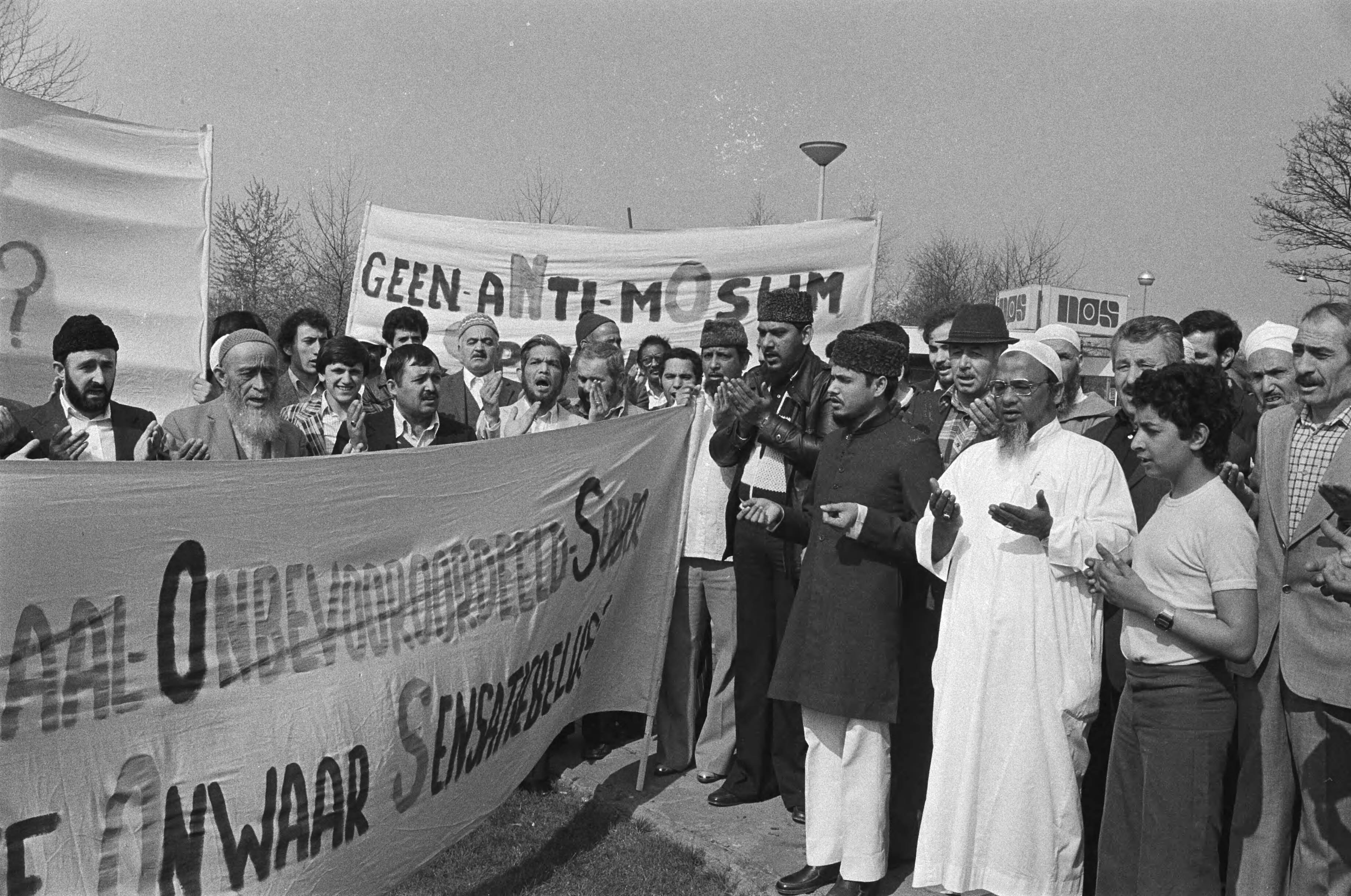 Fotocollectie Anefo — Moslims demonstreren voor het gebouw van de NOS tegen eventueel uitzenden van de film "De dood van een Prinses" — Foto: Suyk, Koen / Anefo. Licentie: Set B: Rechtenvrij / Publiek Domein. Bron: Nationaal Archief. http://hdl.handle.net/10648/acde178c-d0b4-102d-bcf8-003048976d84
