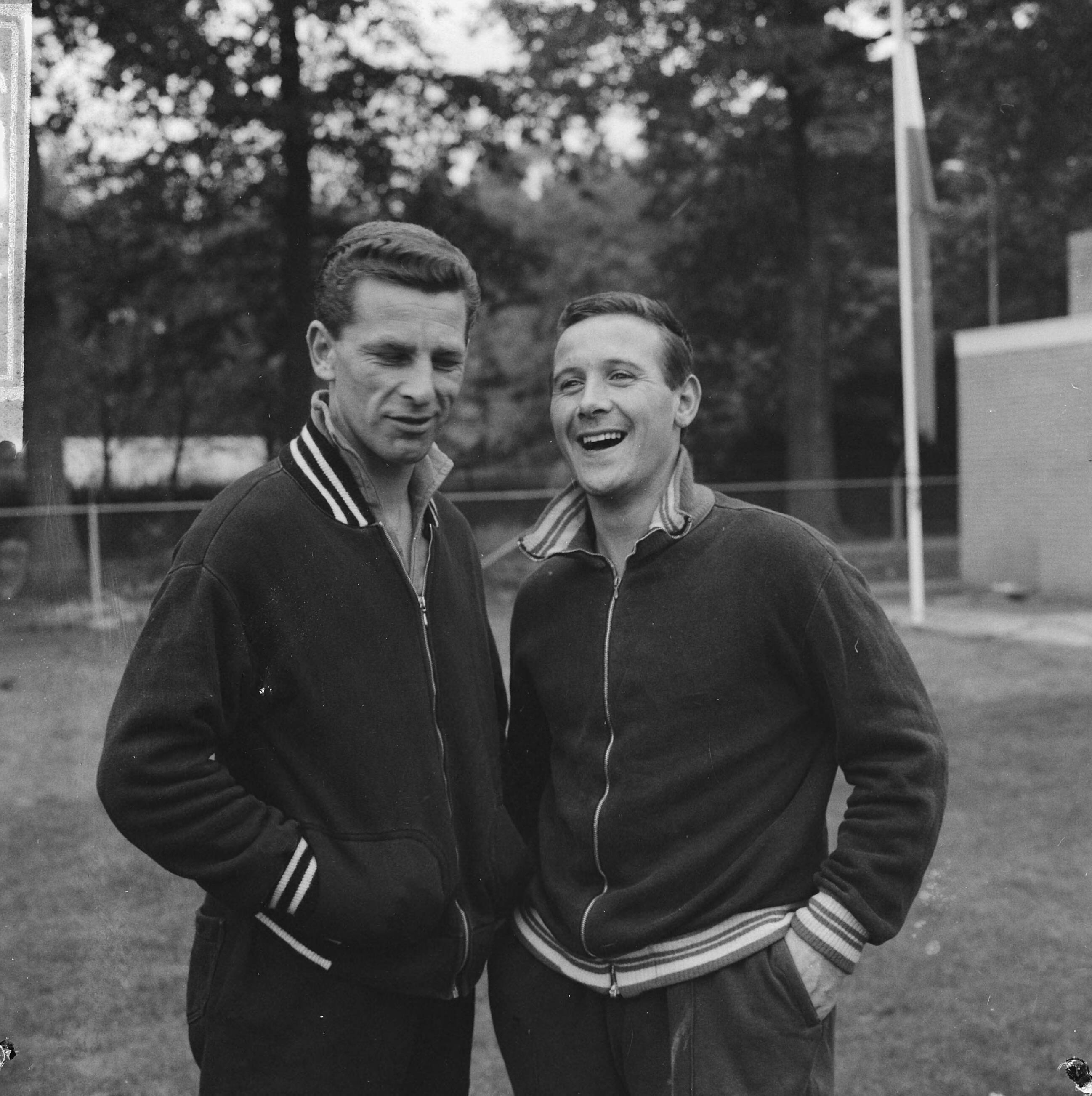 Fotocollectie Anefo — Training Nederlands elftal te Zeist, links Mick Clavan (SHS / Hollands Sport), rechts Tinus Bosselaar (Sparta) — Foto: Koch, Eric / Anefo. Licentie: Set B: Rechtenvrij / Publiek Domein. Bron: Nationaal Archief. http://hdl.handle.net/10648/aa1c818c-d0b4-102d-bcf8-003048976d84