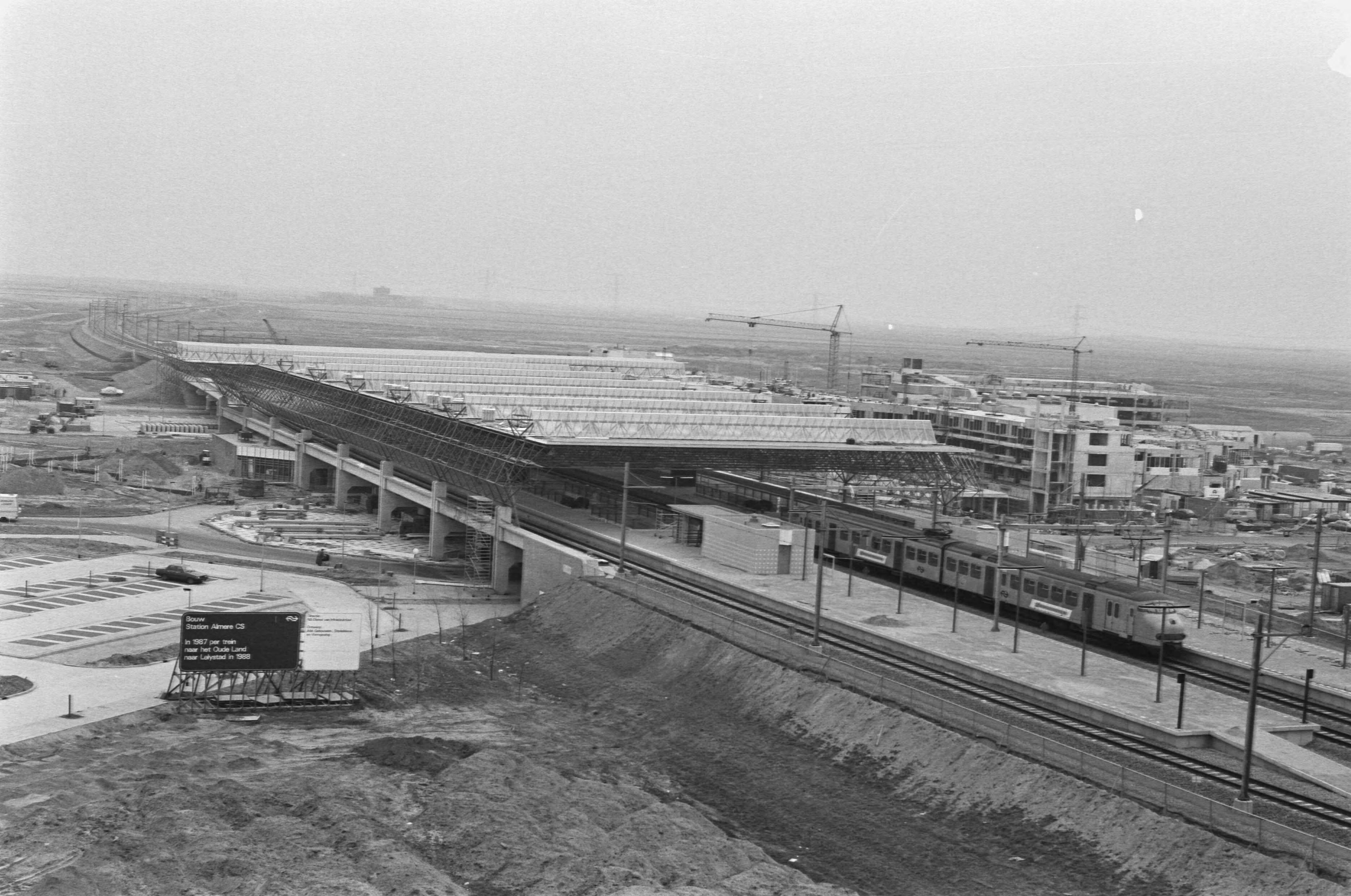 Fotocollectie Anefo — NS station Almere (in Flevolijn) nader voltooiing, overzicht — Foto: Molendijk, Bart / Anefo. Licentie: Set B: Rechtenvrij / Publiek Domein. Bron: Nationaal Archief. http://hdl.handle.net/10648/ad5ecddc-d0b4-102d-bcf8-003048976d84