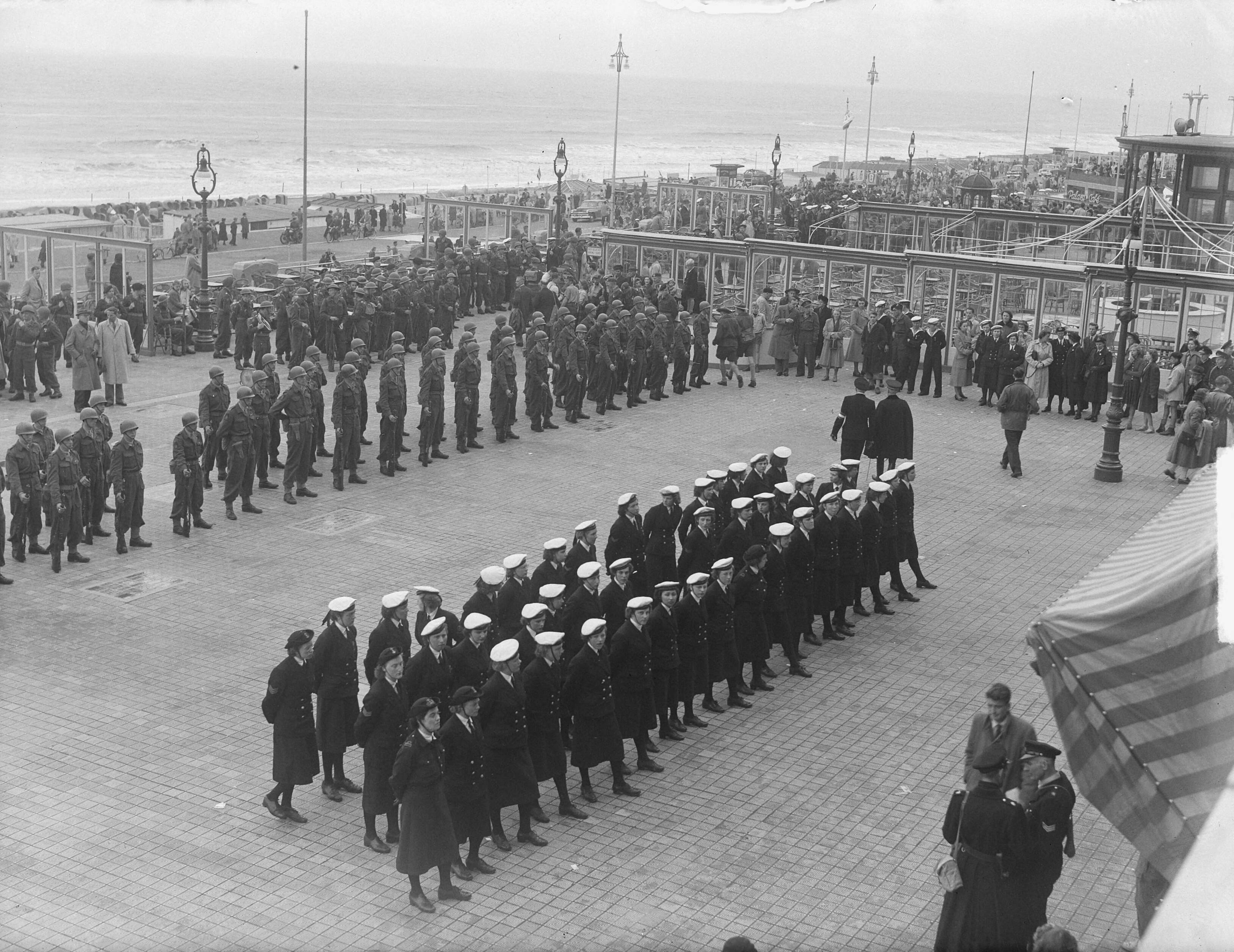 NVJ mars te Scheveningen — NJV mars te Scheveningen — Foto: Pot, Harry / Anefo. Licentie: Set B: Rechtenvrij / Publiek Domein. Bron: Nationaal Archief. http://hdl.handle.net/10648/a8d8b55c-d0b4-102d-bcf8-003048976d84