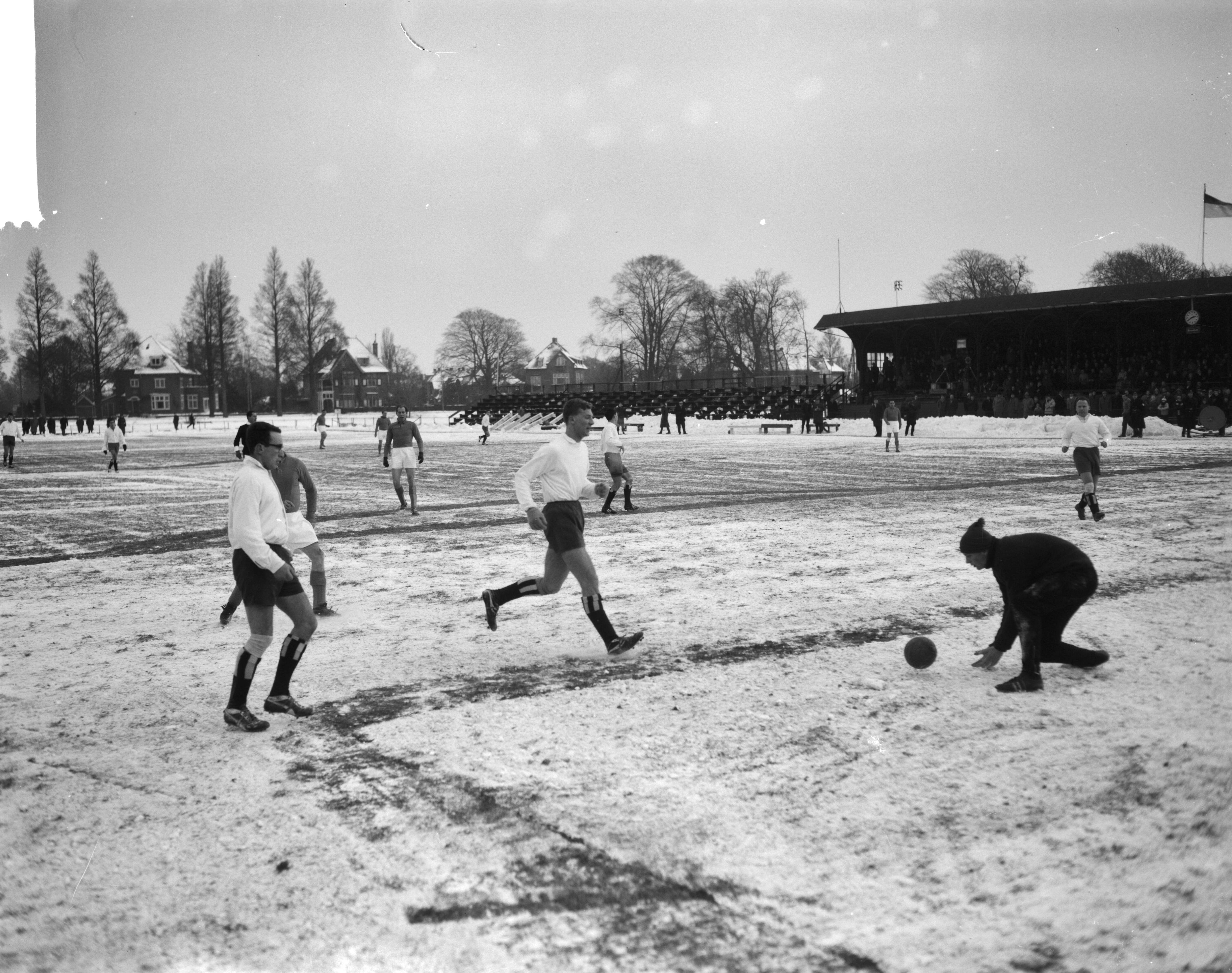 Fotocollectie Anefo — Traditionele nieuwjaars voetbalwedstrijd tussen de Koninklijke HFC en Oud-Internationals 2-8. Spelmoment. HFC keeper Guus van der Meulen jr. raapt de bal op — Foto: Bilsen, Joop van / Anefo. Licentie: Set B: Rechtenvrij / Publiek Domein. Bron: Nationaal Archief. http://hdl.handle.net/10648/aa246172-d0b4-102d-bcf8-003048976d84
