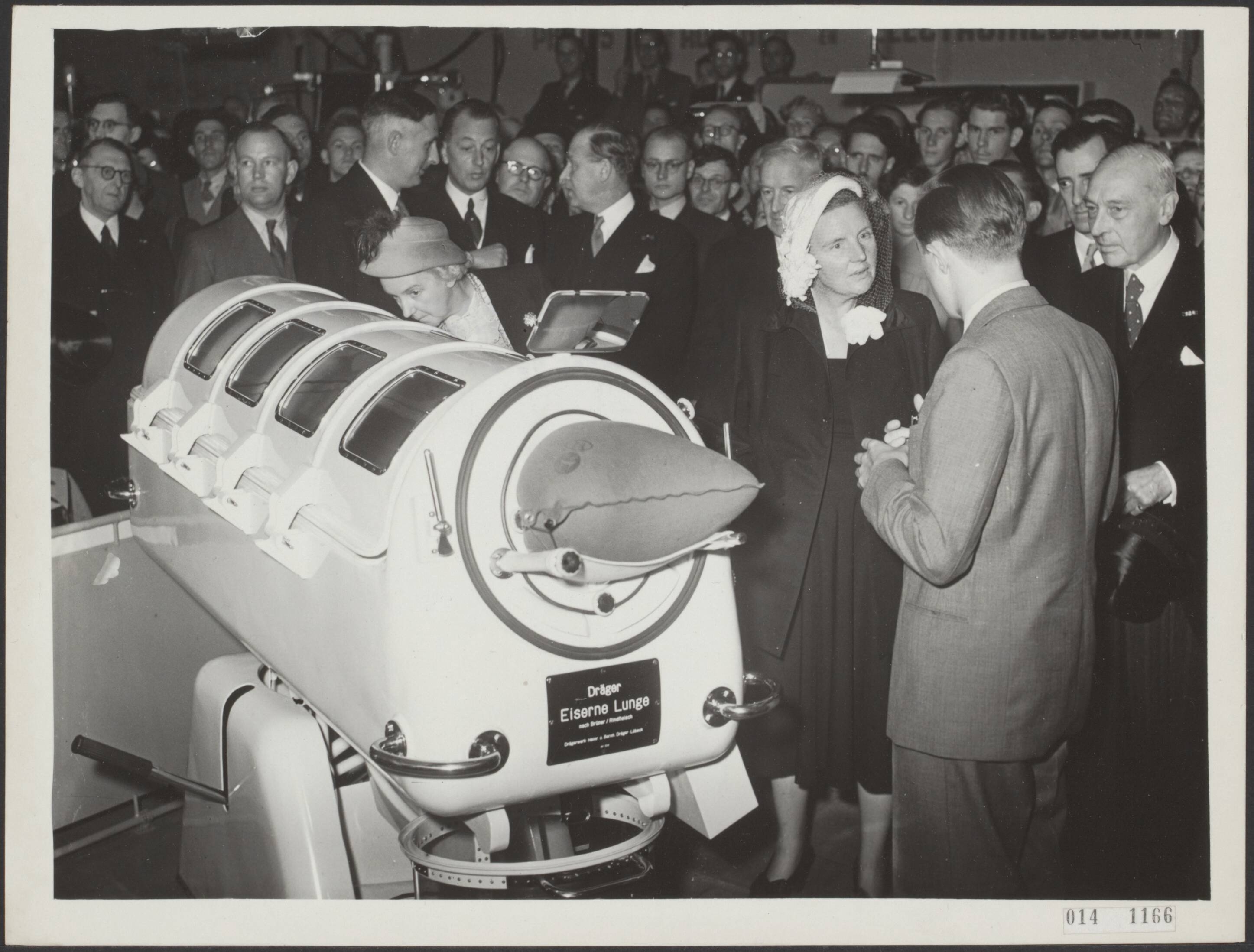 Fotocollectie Elsevier Binnenland — Koningin Juliana bezoekt medische tentoonstelling in de Jaarbeurs — Foto: Fotograaf Onbekend / Anefo. Licentie: Set B: Rechtenvrij / Publiek Domein. Bron: Nationaal Archief. http://hdl.handle.net/10648/adb2f312-d0b4-102d-bcf8-003048976d84