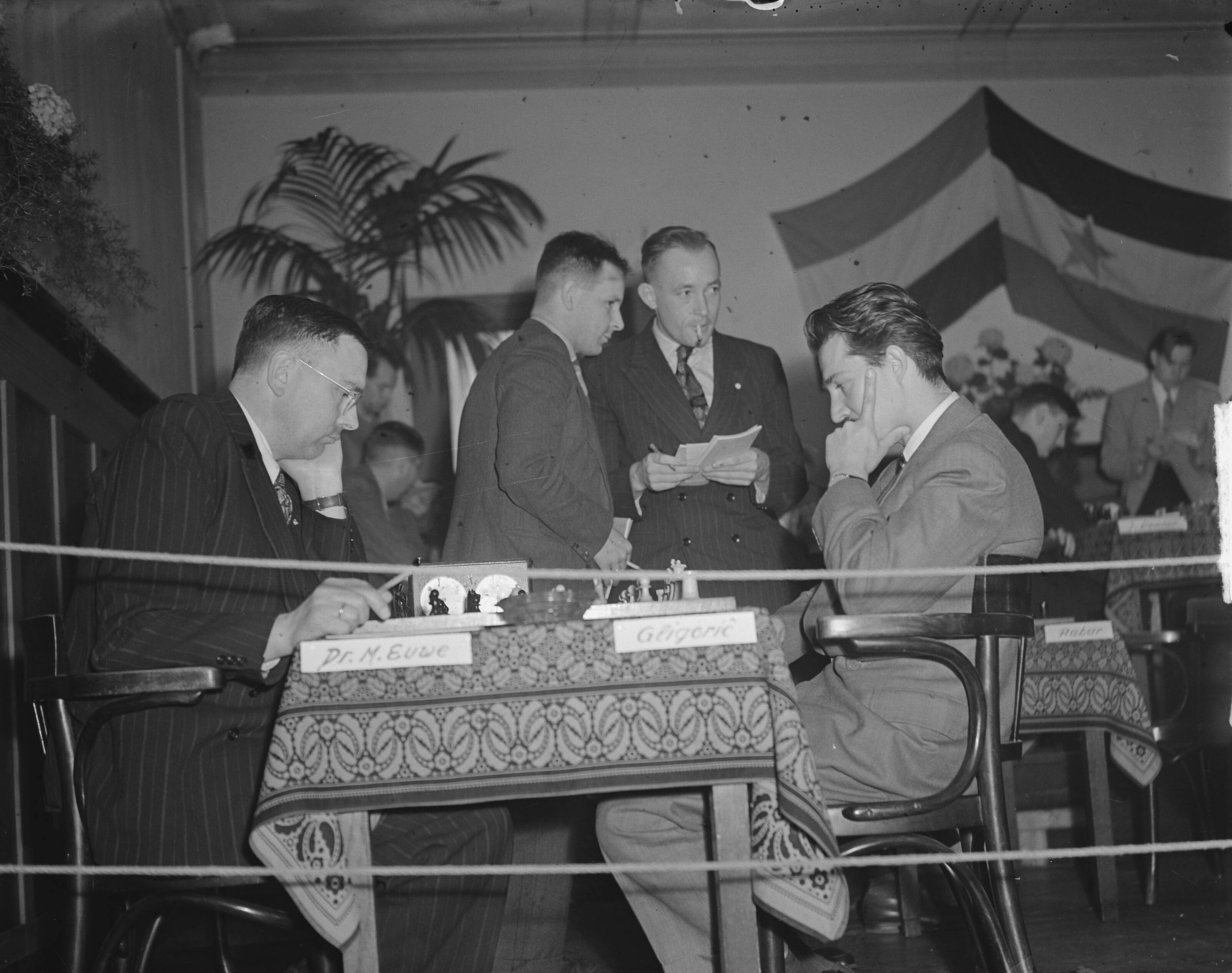 Fotocollectie Anefo — Schaakwedstrijd Nederland - Zuid Slavië te Utrecht. Partij Euwe - Gligoric — Foto: Noske, J.D. / Anefo. Licentie: Set B: Rechtenvrij / Publiek Domein. Bron: Nationaal Archief. http://hdl.handle.net/10648/a8dab1ea-d0b4-102d-bcf8-003048976d84