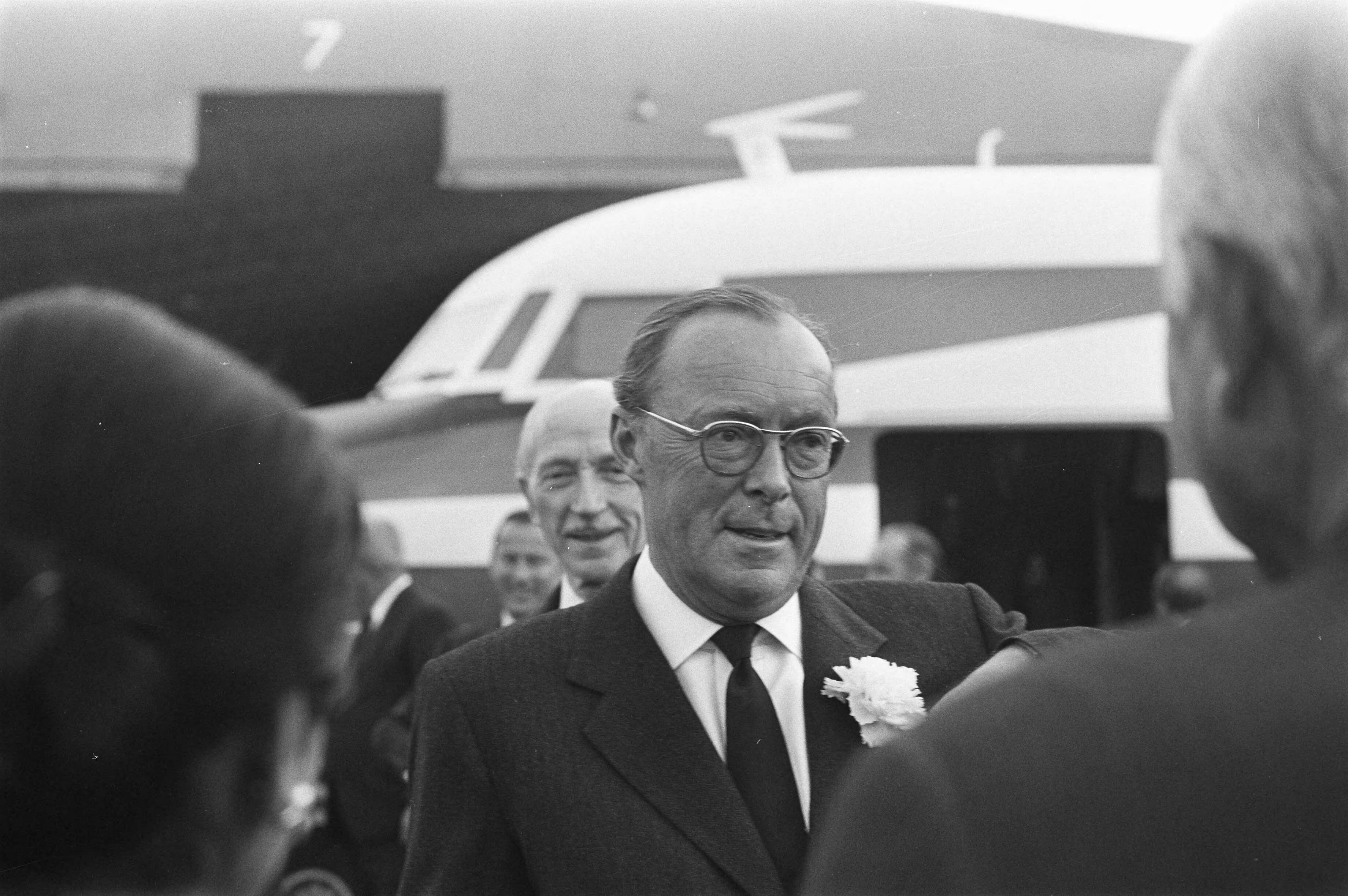 Prins Bernhard arriveert op Soesterberg na een reis naar het Verre Oosten — Prins Bernhard staat journalisten te woord — Foto: Mieremet, Rob / Anefo. Licentie: Set B: Rechtenvrij / Publiek Domein. Bron: Nationaal Archief. http://hdl.handle.net/10648/ab93b60c-d0b4-102d-bcf8-003048976d84