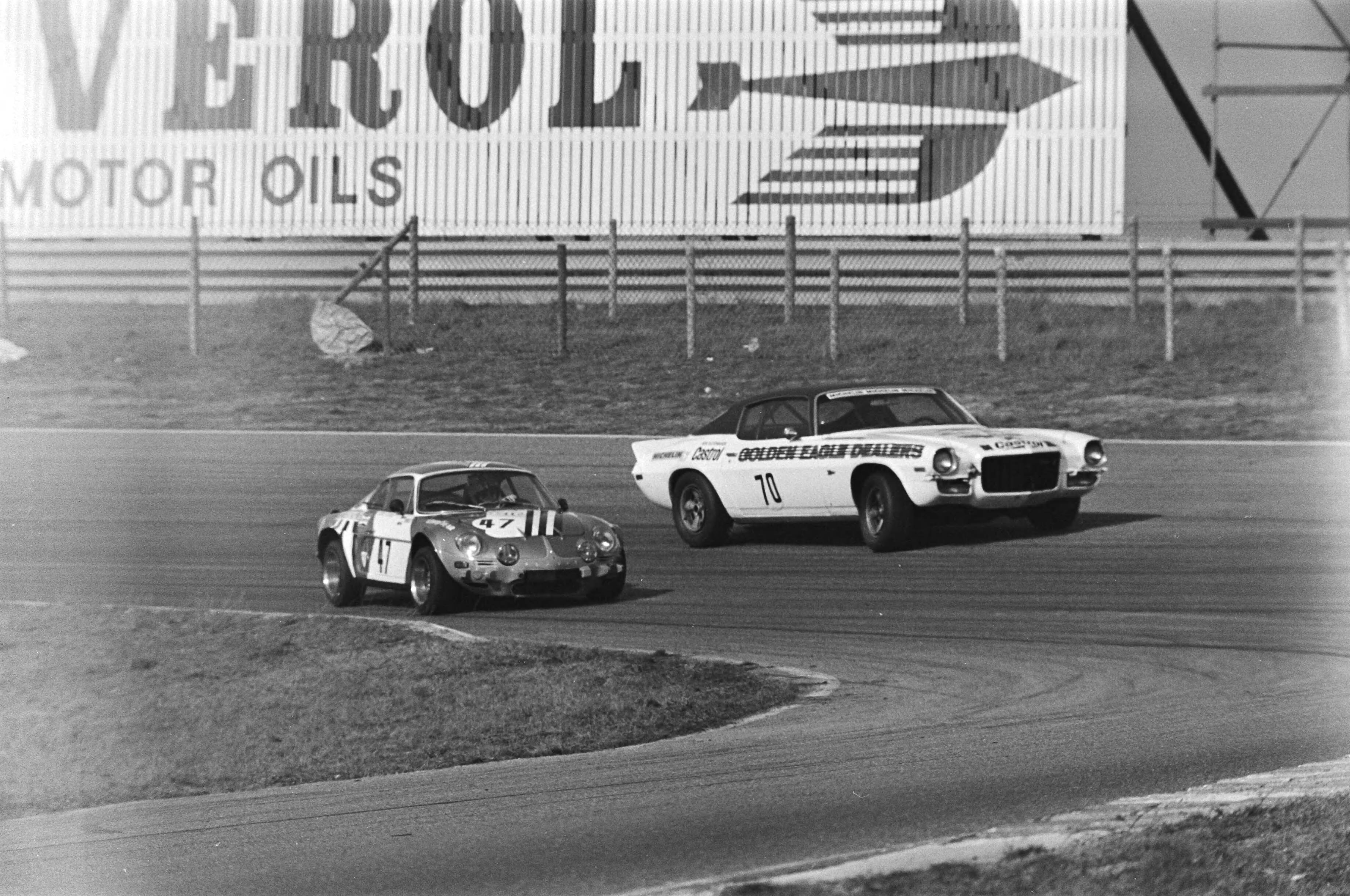 Fotocollectie Anefo — Openingsraces op Zandvoort; Cleutjens met Renault Alpine (links) en Slotemakers met Chevrolet Camaro (rechts) — Foto: Peters, Hans / Anefo. Licentie: Set B: Rechtenvrij / Publiek Domein. Bron: Nationaal Archief. http://hdl.handle.net/10648/ac8029e2-d0b4-102d-bcf8-003048976d84