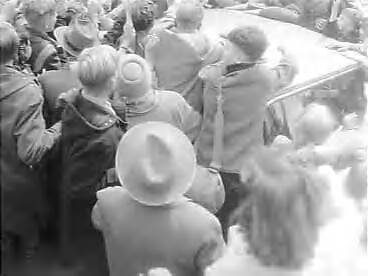 Fotocollectie Anefo — Meisjes in klederdrachten in Haarlem op uitnodiging van Stichting Haarlems Bloei — Foto: Pot, Harry / Anefo. Licentie: Set B: Rechtenvrij / Publiek Domein. Bron: Nationaal Archief. http://hdl.handle.net/10648/a97bf9ec-d0b4-102d-bcf8-003048976d84