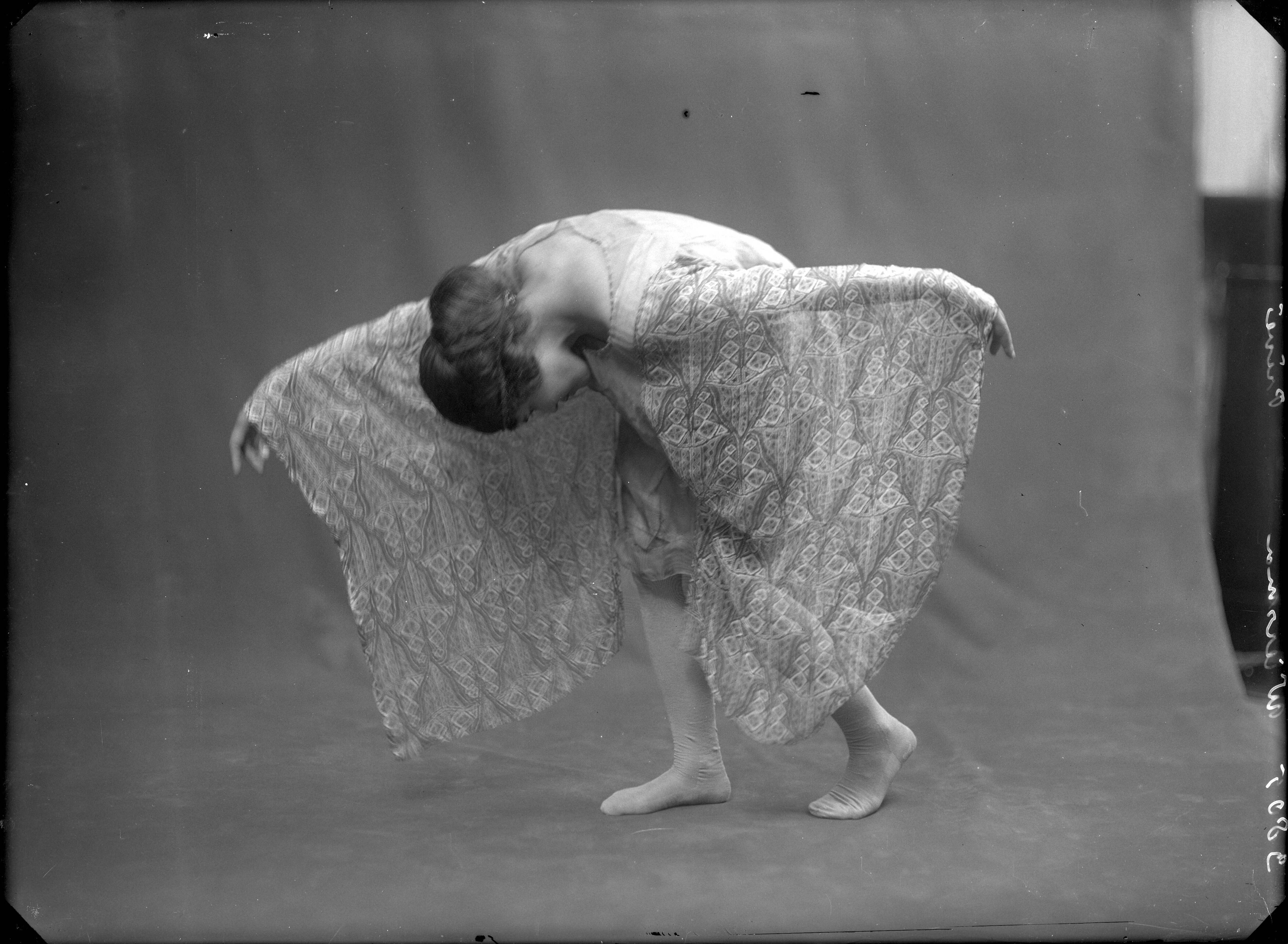 Berg, van den (BERG 050) — Studio-opnames. Een vrouw in een gebogen houding, die een zwaan moet uitbeelden, in een jurk met kanten vleugelmouwen. 3805 Wiersma privé. Haarlem, Nederland 1918-1930. — Foto: Berg, Th.C.J. van den / Spaarnestad Photo (05887). Licentie: Set B: Rechtenvrij / Publiek Domein. Bron: Nationaal Archief. http://hdl.handle.net/10648/35429da7-c557-a382-e063-6df0900a6686