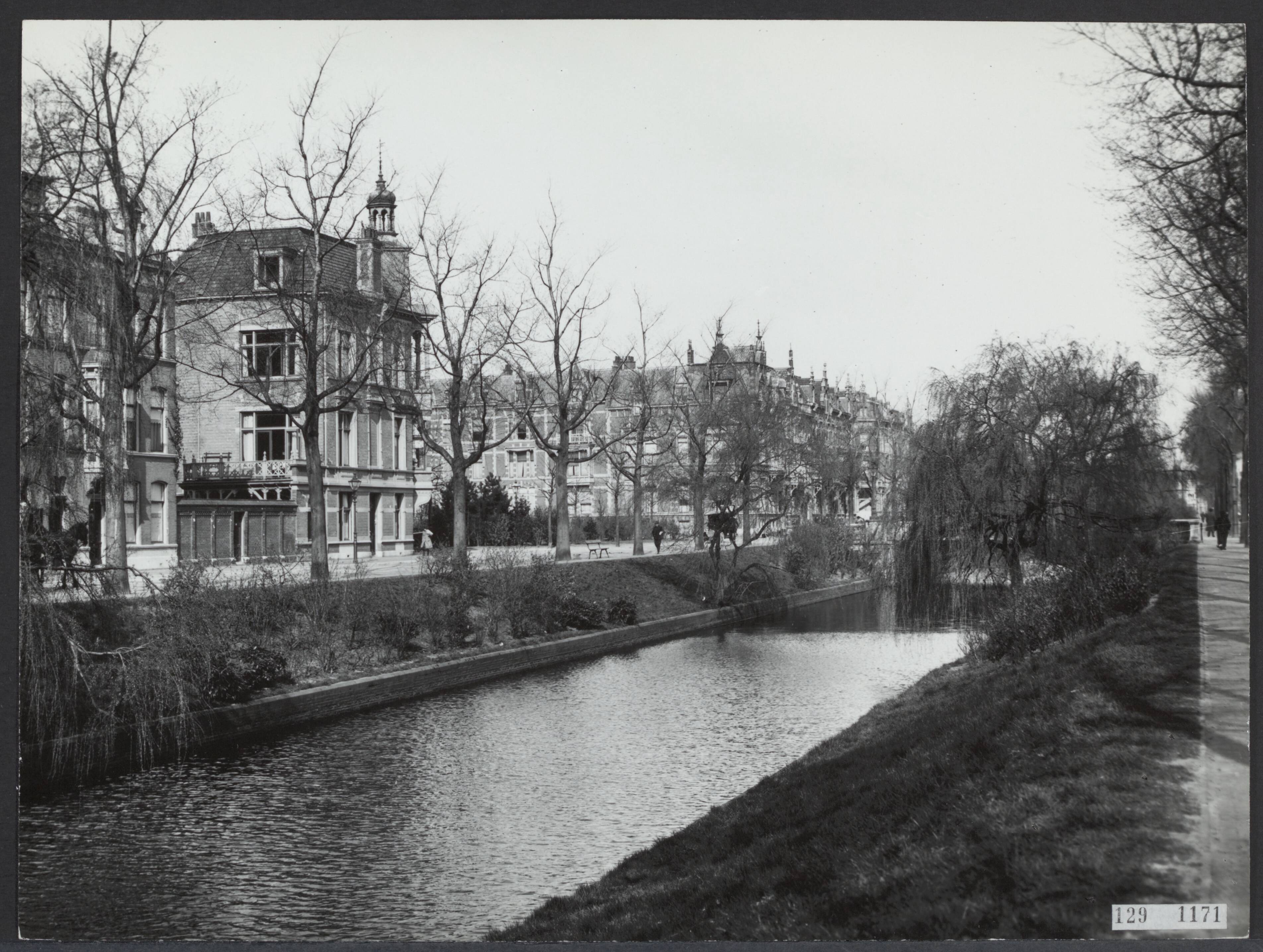 Fotocollectie Rijksvoorlichtingsdienst Eigen — Den Haag. Sweelinckplein en omgeving — Foto: Fotodienst Gemeente Den Haag. Licentie: Set B: Rechtenvrij / Publiek Domein. Bron: Nationaal Archief. http://hdl.handle.net/10648/af48e1e6-d0b4-102d-bcf8-003048976d84