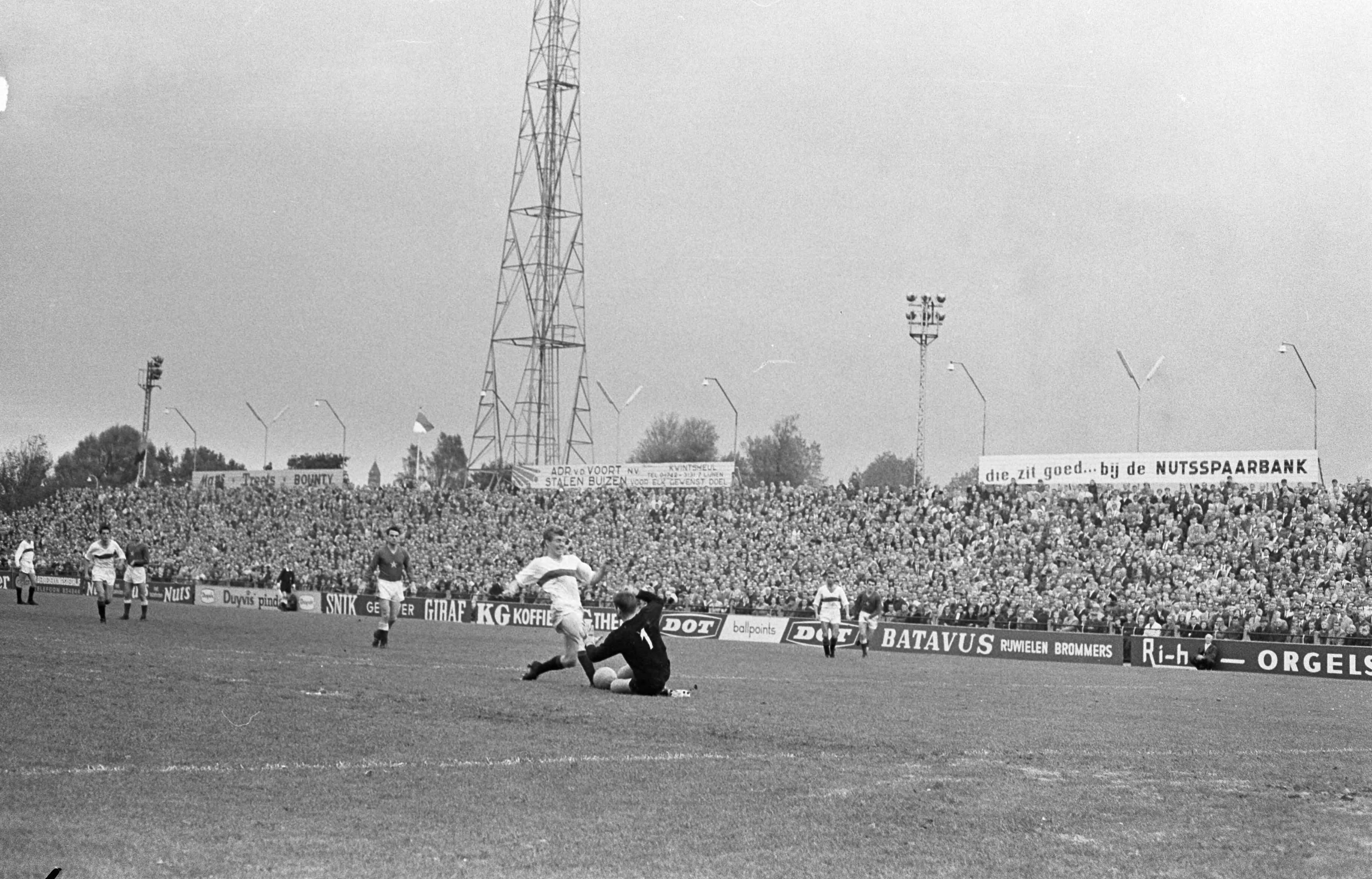 Voetbalwedstrijd ADO Den Haag - MVV te Den Haag: 0-0 — Spelmoment — Foto: Fotograaf Onbekend / Anefo. Licentie: Set B: Rechtenvrij / Publiek Domein. Bron: Nationaal Archief. http://hdl.handle.net/10648/ab0036ca-d0b4-102d-bcf8-003048976d84