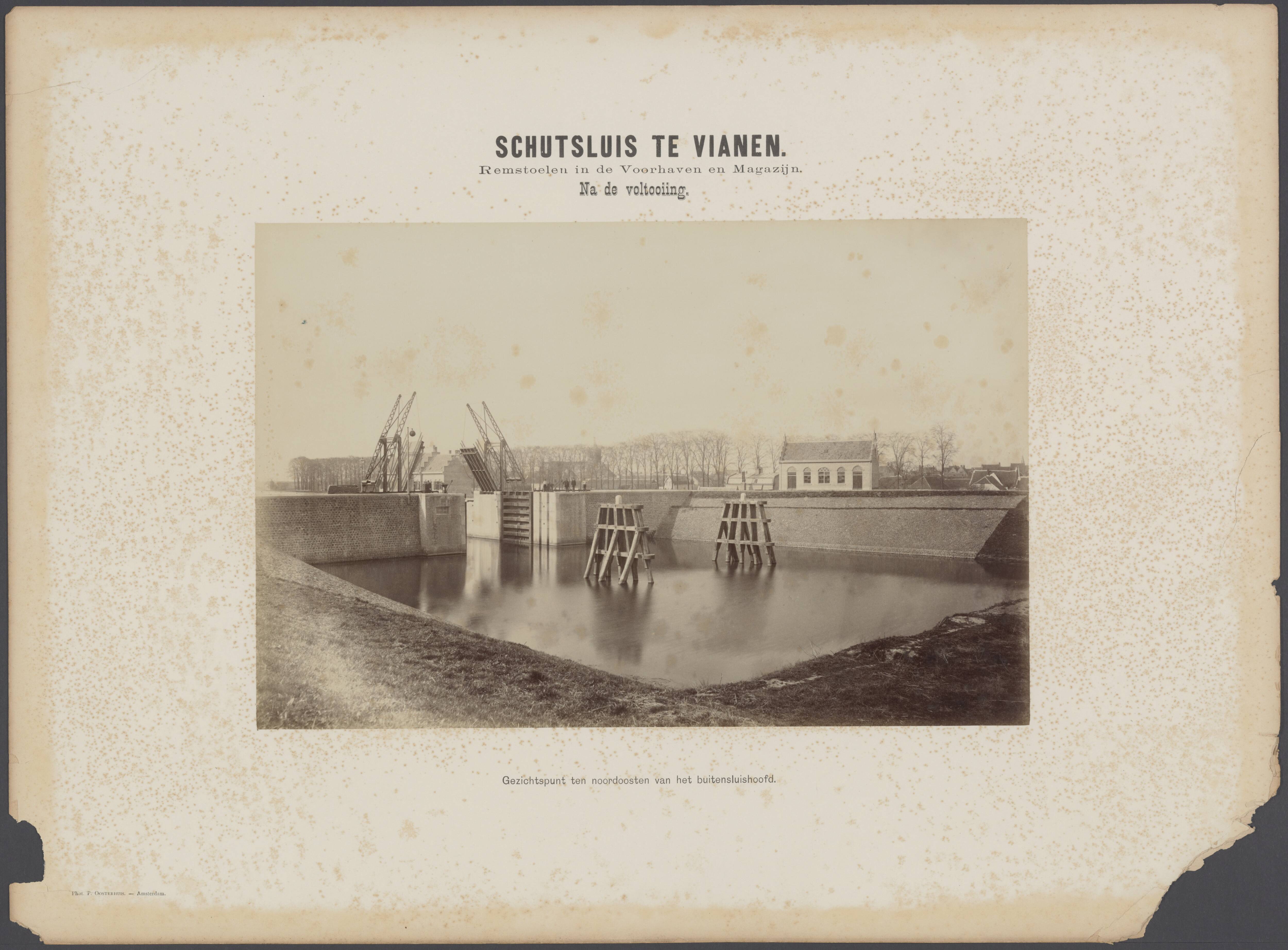 Merwedekanaal ten zuiden van Utrecht — Bouw van een schutsluis te Vianen. Sluis gefotografeerd na de voltooiing. Zichtbaar zijn remstoelen in de voorhaven en een magazijn. Gezichtspunt ten noordoosten van het buitensluishoofd — Foto: Oosterhuis, Pieter. Licentie: Set B: Rechtenvrij / Publiek Domein. Bron: Nationaal Archief. http://hdl.handle.net/10648/af0b6d84-d0b4-102d-bcf8-003048976d84
