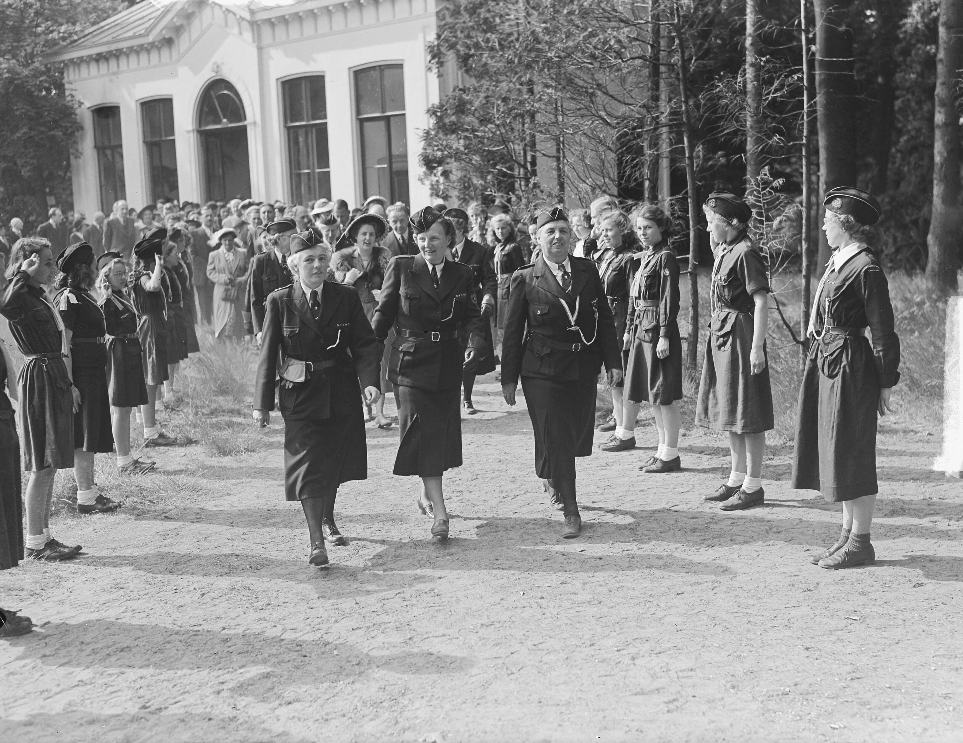 Fotocollectie Anefo — NPG Vakantiecentrum "Buitenzorg" te Baarn, aankomst koningin Juliana — Foto: Noske, J.D. / Anefo. Licentie: Set B: Rechtenvrij / Publiek Domein. Bron: Nationaal Archief. http://hdl.handle.net/10648/a8c9c3a8-d0b4-102d-bcf8-003048976d84