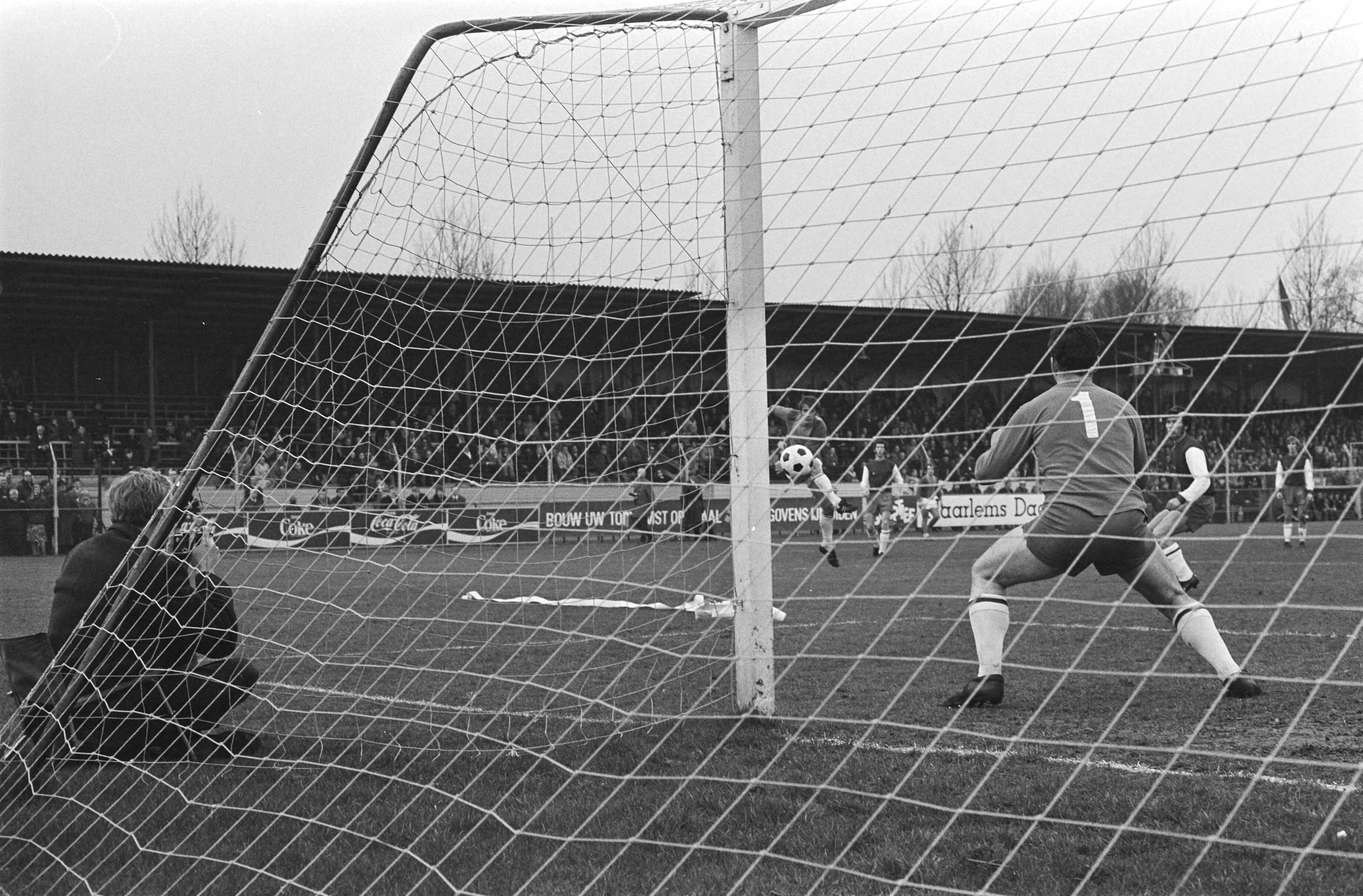 Voetbalwedstrijd voor de KNVB beker FC Haarlem - ADO: 0-1 — Doelpunt van ADO — Foto: Fotograaf Onbekend / Anefo. Licentie: Set B: Rechtenvrij / Publiek Domein. Bron: Nationaal Archief. http://hdl.handle.net/10648/abb72ec0-d0b4-102d-bcf8-003048976d84