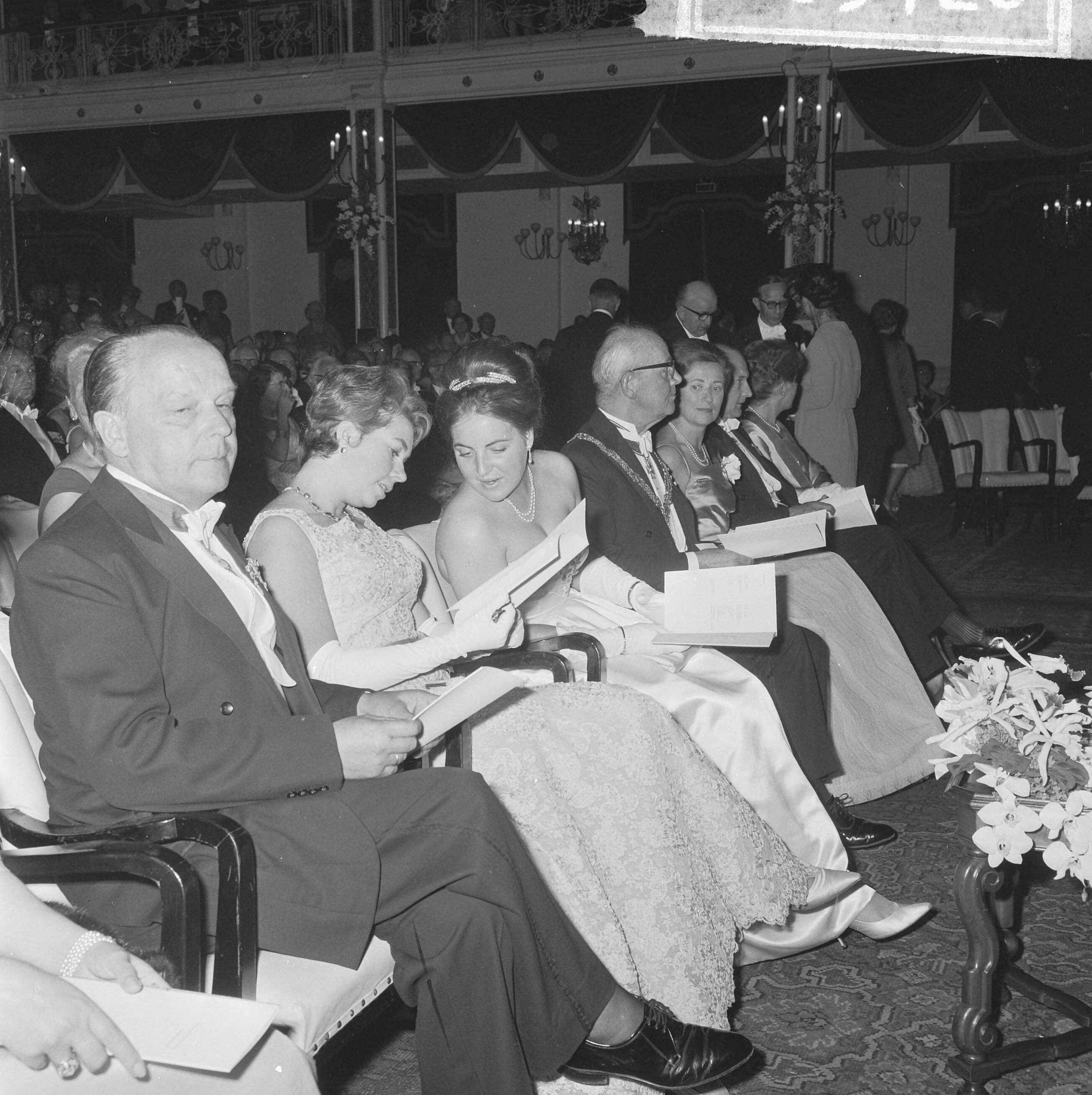 Fotocollectie Anefo — Holland Festival in Kurhaus te Scheveningen geopend met een galaconcert van het Residentieorkest, vlnr. mr. H.J. Reinink, voorzitter van het Holland Festival, prinses Christina van Zweden, prinses Margriet en mr. H.A.M.T. Kolfschoten, burgemeester van Den Haag — Foto: Pot, Harry / Anefo. Licentie: Set B: Rechtenvrij / Publiek Domein. Bron: Nationaal Archief. http://hdl.handle.net/10648/aa6d0efe-d0b4-102d-bcf8-003048976d84