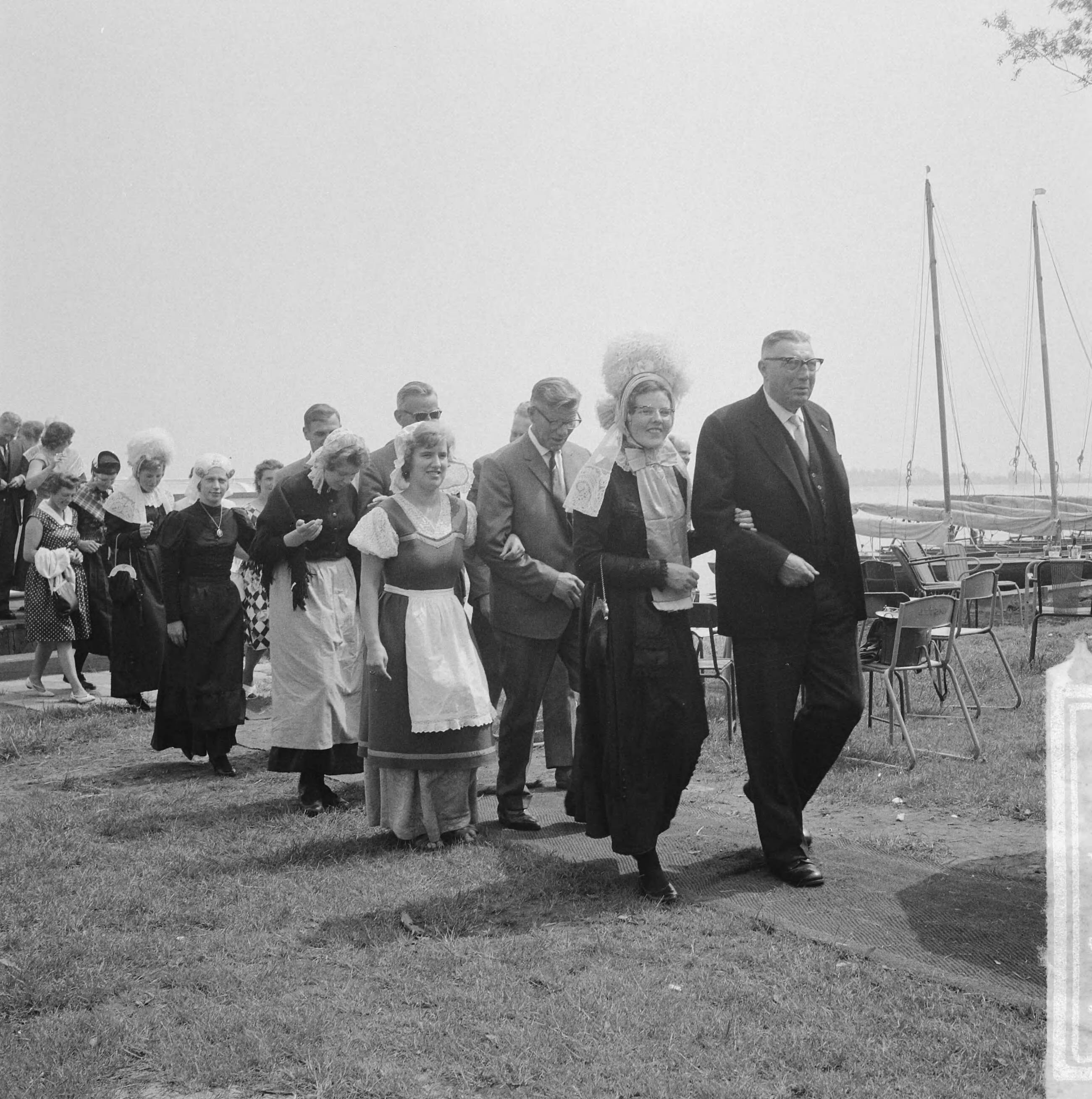 Fotocollectie Anefo — Bondsdag Nederlandse Christelijke Plattelands Jongeren Bond in Nieuwkoop, onder de toehoorders v.l.n.r. kolonel Van der Grinten , ir. $ — Foto: Gelderen, Hugo van / Anefo. Licentie: Set B: Rechtenvrij / Publiek Domein. Bron: Nationaal Archief. http://hdl.handle.net/10648/aa6b0118-d0b4-102d-bcf8-003048976d84