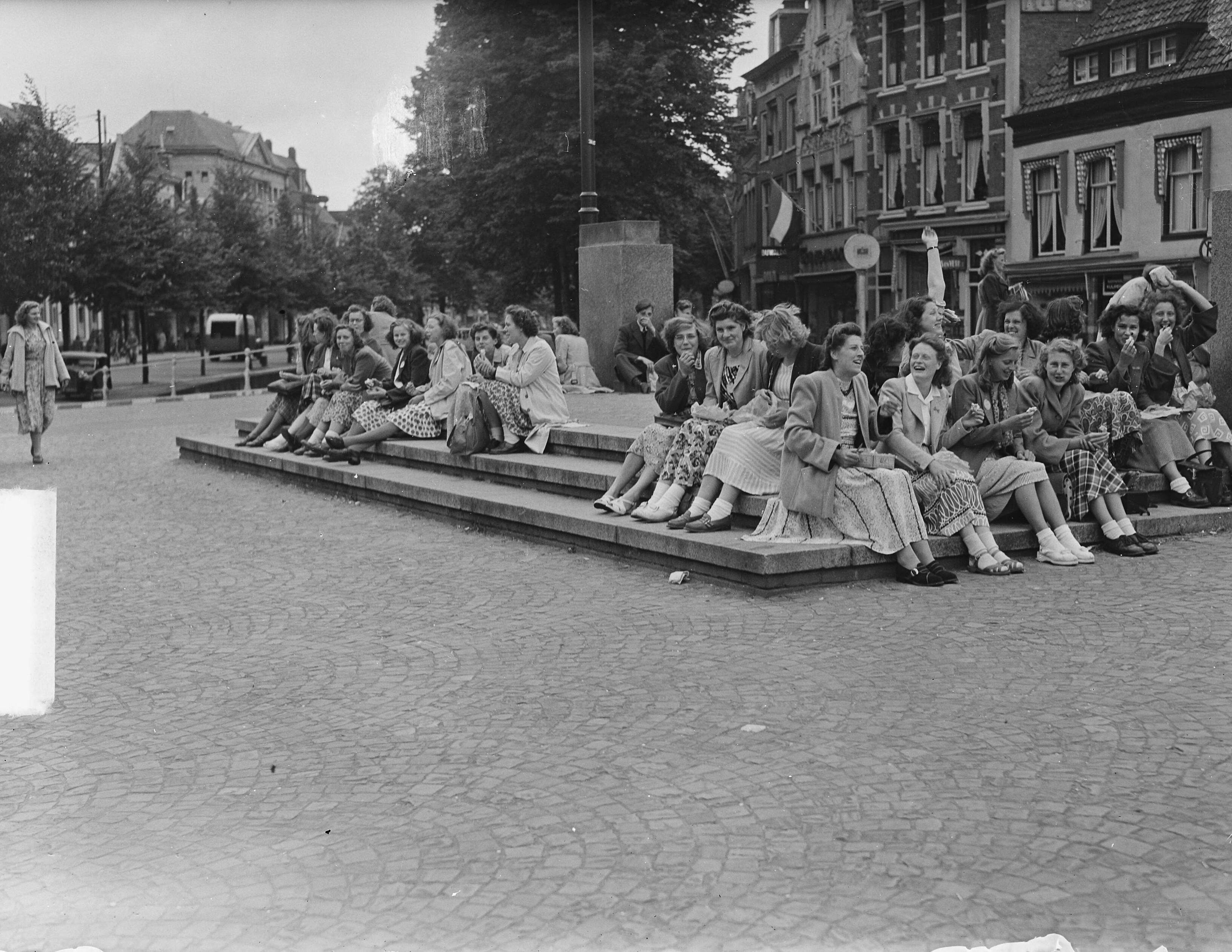 Fotocollectie Anefo — Landdag van de Bond van Meisjes op Gereformeerd Grondsl in Leeuwarden — Foto: Oorschot, […] van / Anefo. Licentie: Set B: Rechtenvrij / Publiek Domein. Bron: Nationaal Archief. http://hdl.handle.net/10648/a8c8f978-d0b4-102d-bcf8-003048976d84