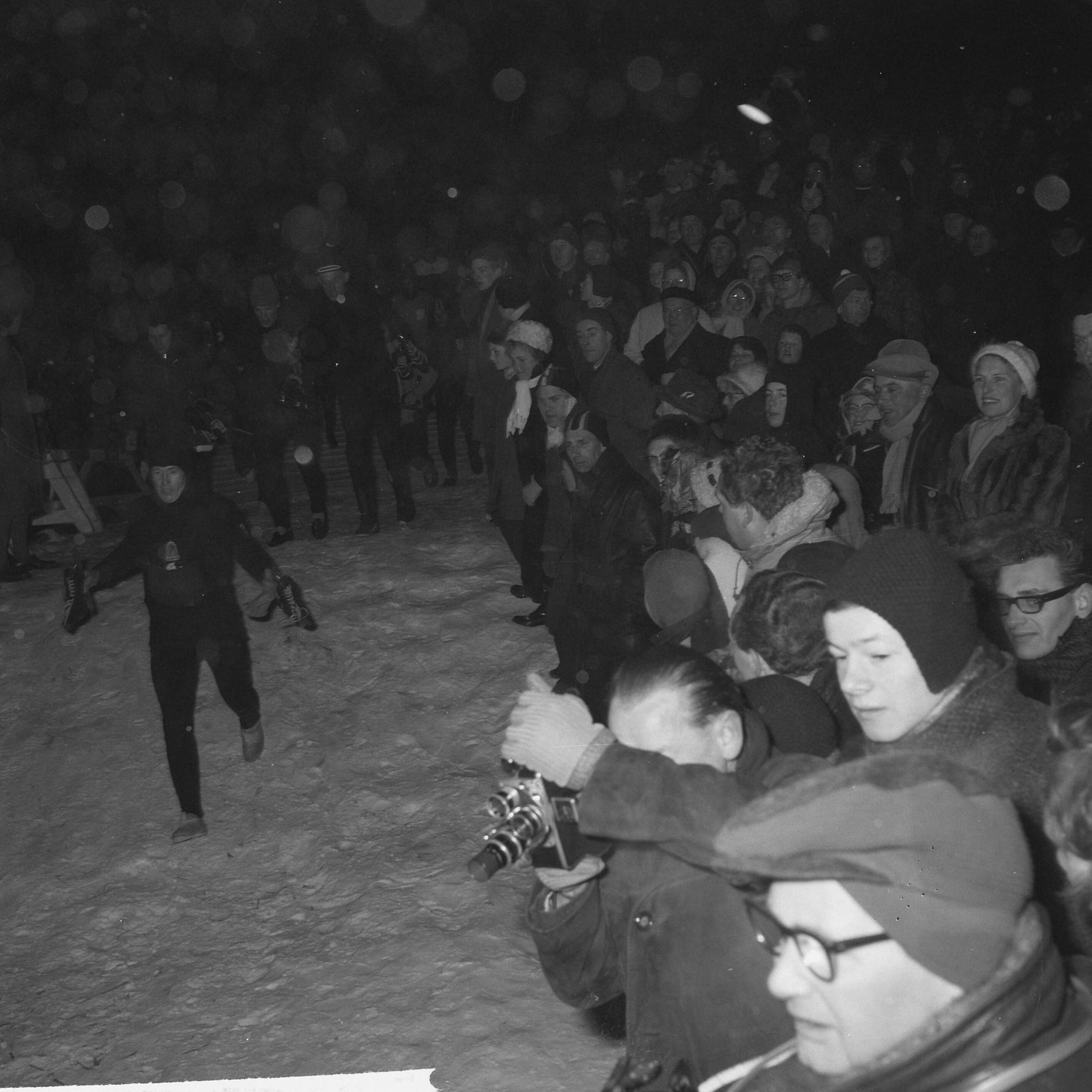Elfstedentocht 1963 — Elfstedentocht 1963. Na de start, wedloop naar het ijs — Foto: Nijs, Jac. de / Anefo. Licentie: Set B: Rechtenvrij / Publiek Domein. Bron: Nationaal Archief. http://hdl.handle.net/10648/aa268c4a-d0b4-102d-bcf8-003048976d84