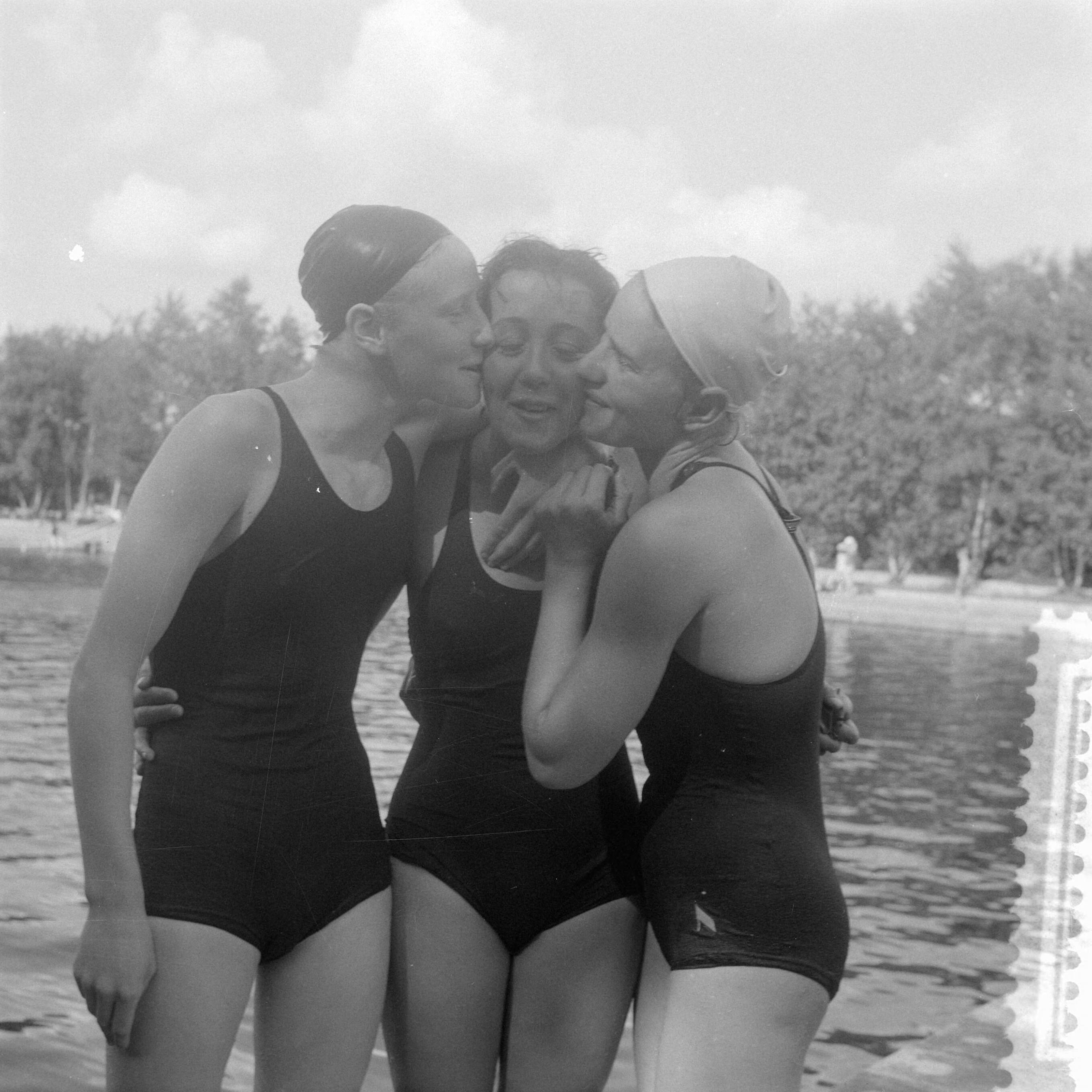 Fotocollectie Anefo — Zwemmen in het Crailose bad te Hilversum, wereldrecordverbetering 1500 meter. V.l.n.r. Judith de Nijs, Jans Koster en Corrie Schimmel — Foto: Pot, Harry / Anefo. Licentie: Set B: Rechtenvrij / Publiek Domein. Bron: Nationaal Archief. http://hdl.handle.net/10648/a965e27e-d0b4-102d-bcf8-003048976d84