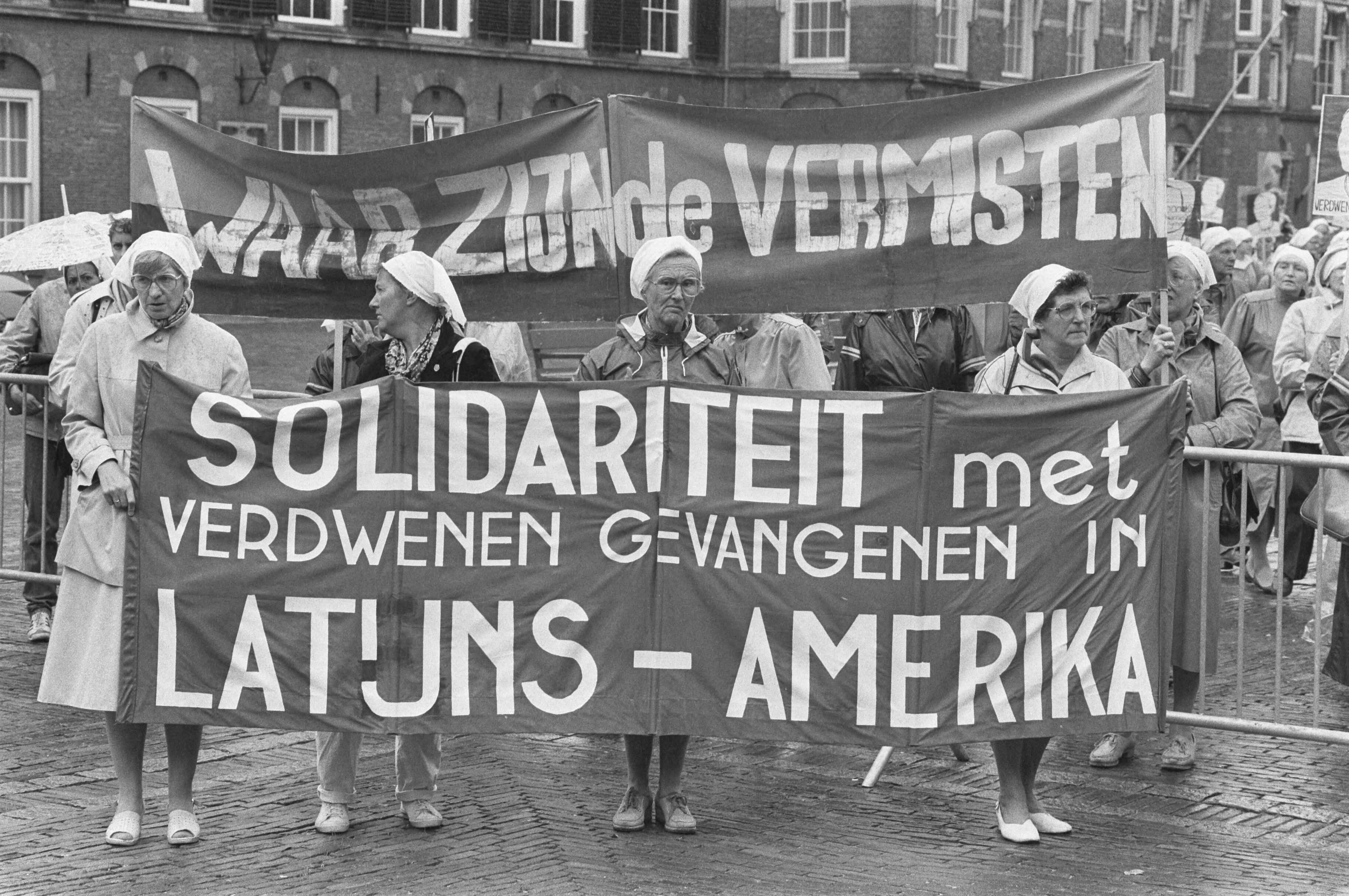 Fotocollectie Anefo — Stille tocht "Dwaze moeders" in Den Haag — Foto: Croes, Rob C. / Anefo. Licentie: Set B: Rechtenvrij / Publiek Domein. Bron: Nationaal Archief. http://hdl.handle.net/10648/ad3d6444-d0b4-102d-bcf8-003048976d84