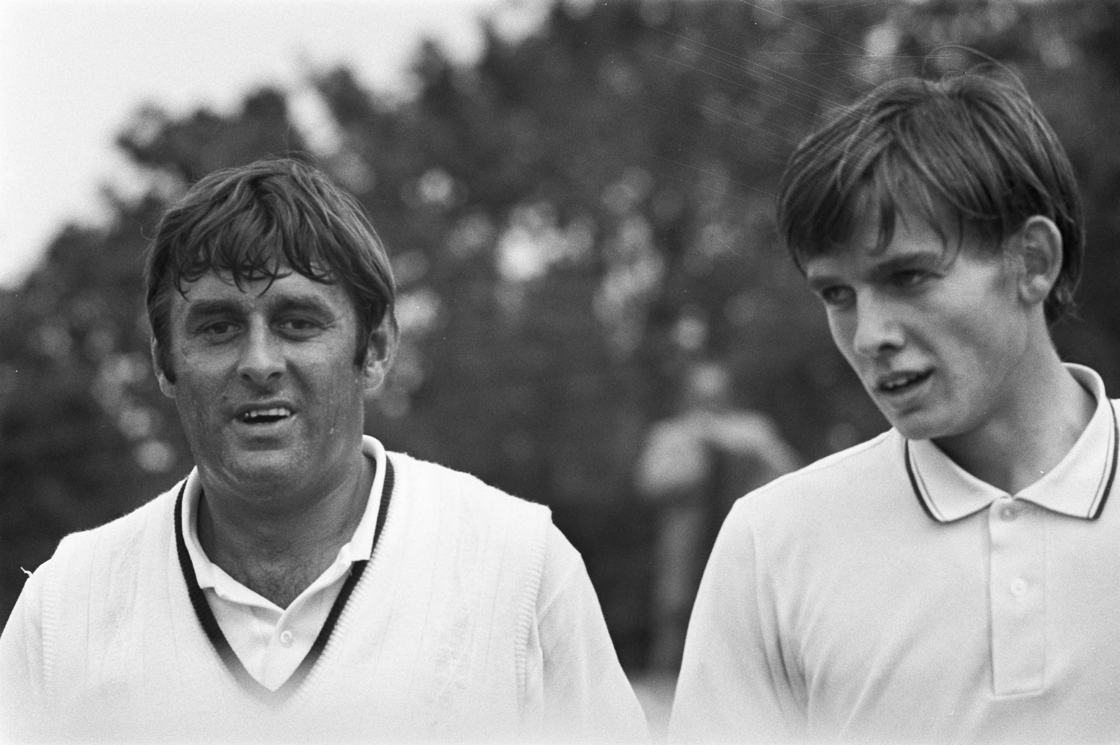 Fotocollectie Anefo — Nationale Tenniskampioenschappen te Scheveningen, Van Eysen (links) en Sanders (kop) — Foto: Mieremet, Rob / Anefo. Licentie: Set B: Rechtenvrij / Publiek Domein. Bron: Nationaal Archief. http://hdl.handle.net/10648/abf26f9e-d0b4-102d-bcf8-003048976d84