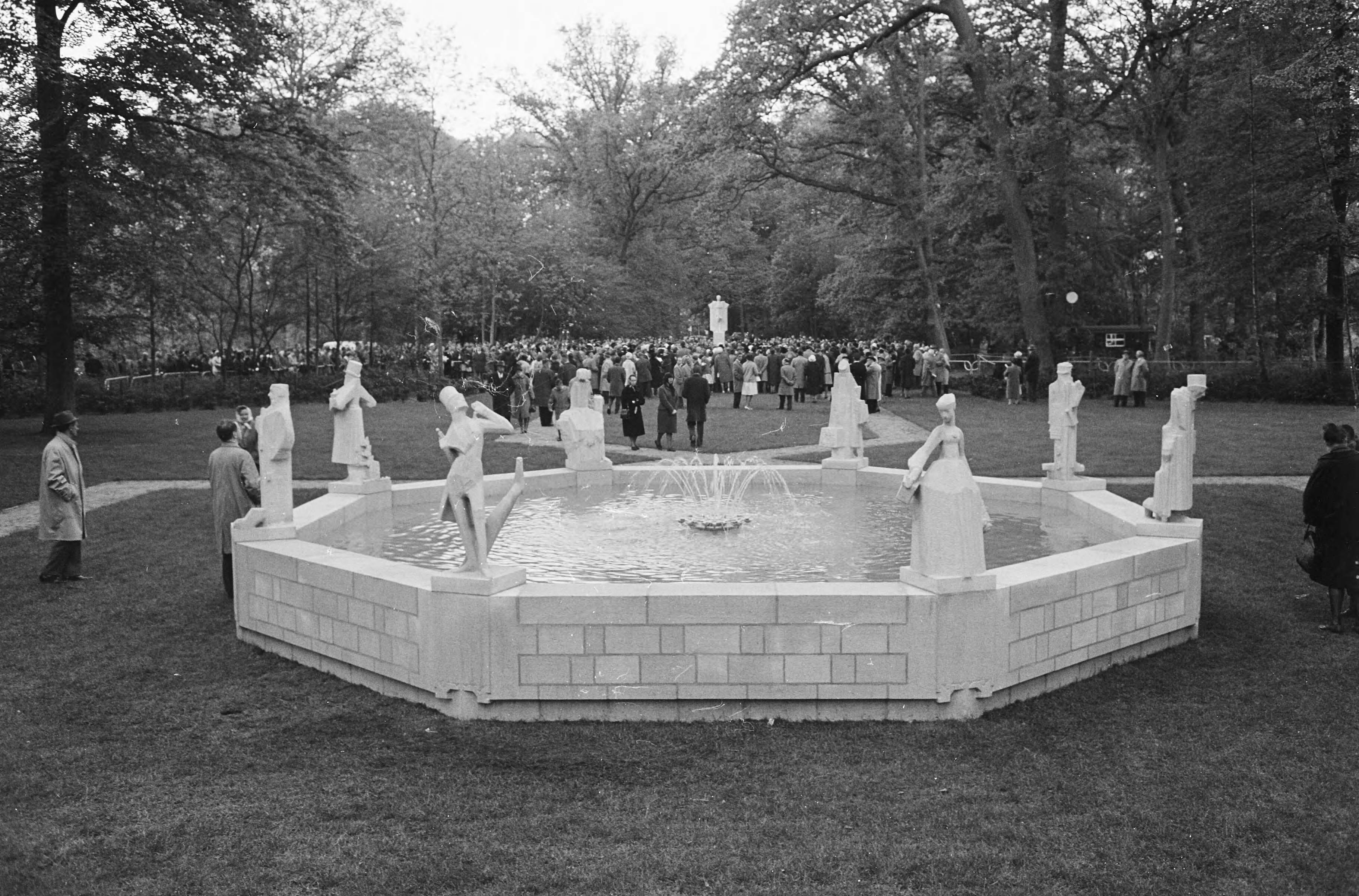 Fotocollectie Anefo — Hildebrandmonument onthuld in Haarlemmerhout te Haarlem — Foto: Pot, Harry / Anefo. Licentie: Set B: Rechtenvrij / Publiek Domein. Bron: Nationaal Archief. http://hdl.handle.net/10648/aa0ae8fa-d0b4-102d-bcf8-003048976d84