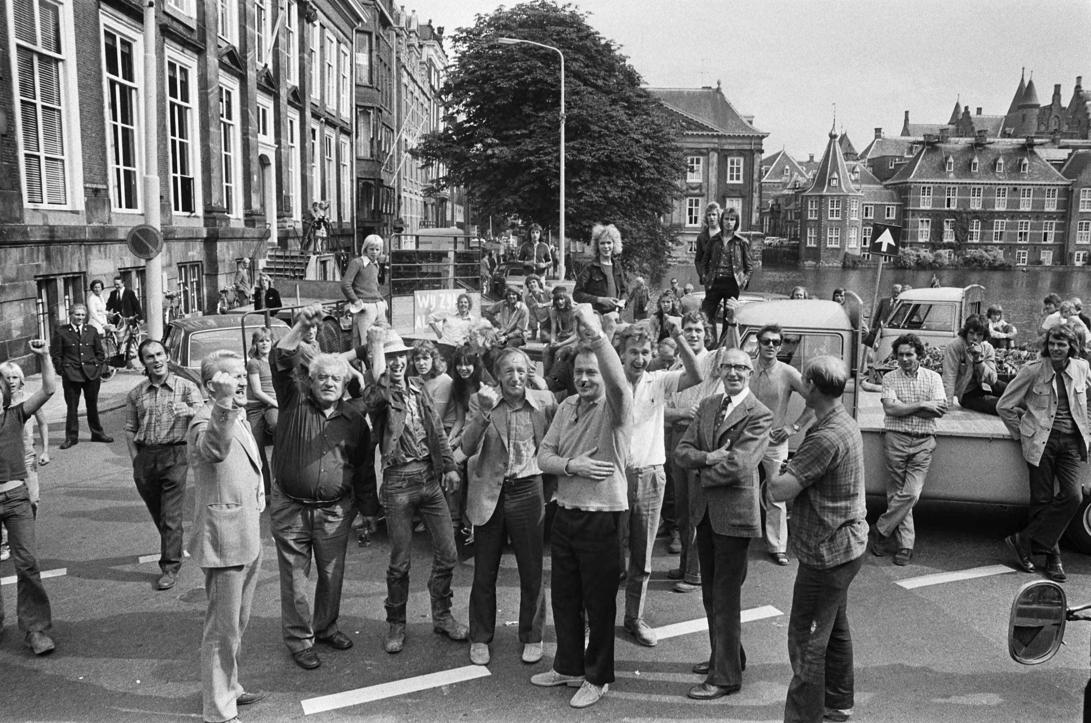 Fotocollectie Anefo — Een overzicht van de demonstratie van boeren in Hoeksewaa demonstranten in Den Haag — Foto: Peters, Hans / Anefo. Licentie: Set B: Rechtenvrij / Publiek Domein. Bron: Nationaal Archief. http://hdl.handle.net/10648/ac51d9d4-d0b4-102d-bcf8-003048976d84