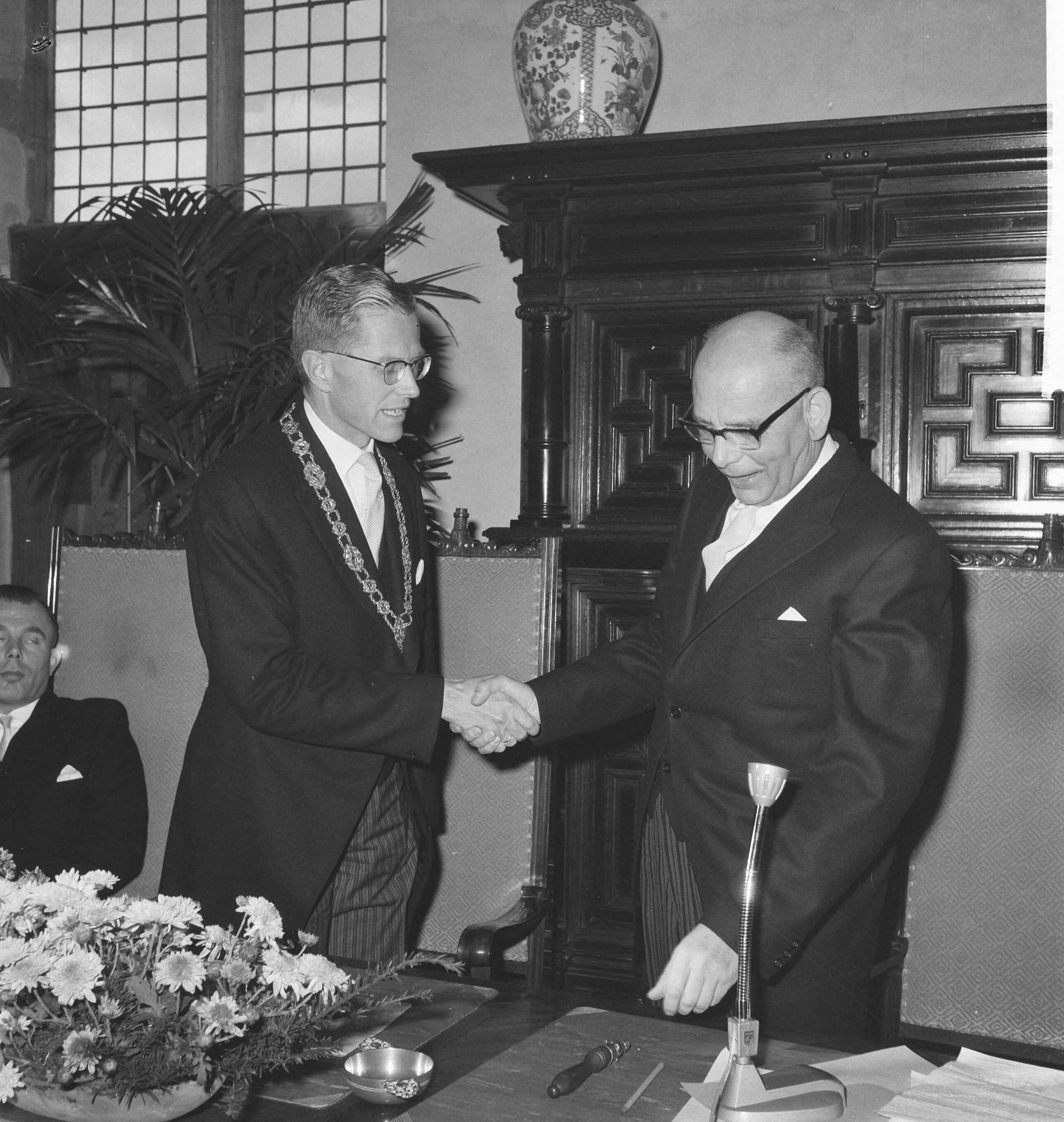Fotocollectie Anefo — Installatie nieuwe burgemeester van Middelburg. Mr. J. Drijber en loco-burgemeester A.J. Berenpas — Foto: Koch, Eric / Anefo. Licentie: Set B: Rechtenvrij / Publiek Domein. Bron: Nationaal Archief. http://hdl.handle.net/10648/a9ea8e02-d0b4-102d-bcf8-003048976d84