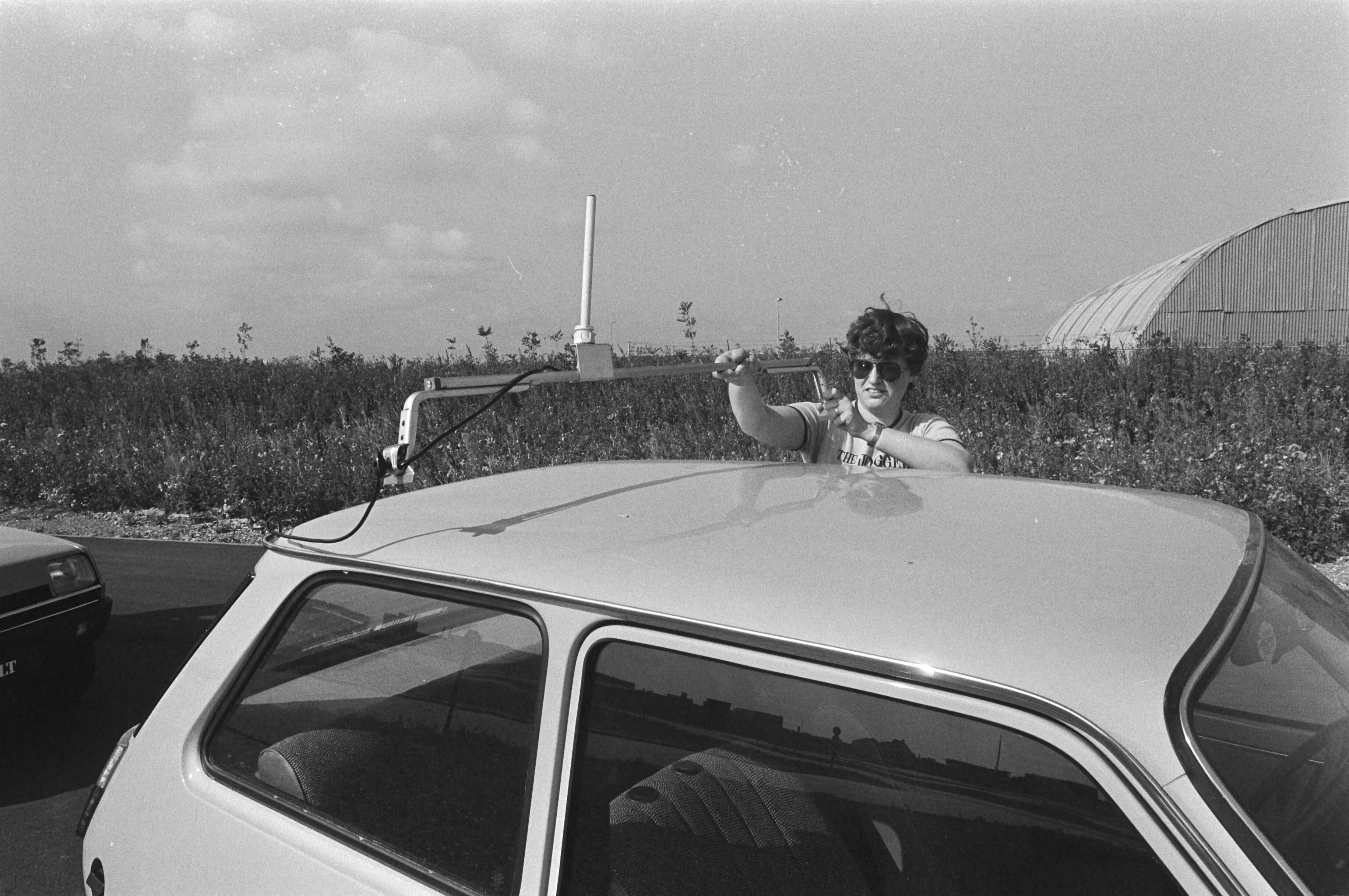 Eerste Nationale Verkeersoefencentrum in ons land wordt dinsdag a.s. geopend in Almere — Antenne op de lesauto van het eerste nationaal verkeersoefencentrum in Almere, waarmee die in contact met de verkeersleiding staat — Foto: Dijk, Hans van / Anefo. Licentie: Set B: Rechtenvrij / Publiek Domein. Bron: Nationaal Archief. http://hdl.handle.net/10648/ad02dc02-d0b4-102d-bcf8-003048976d84