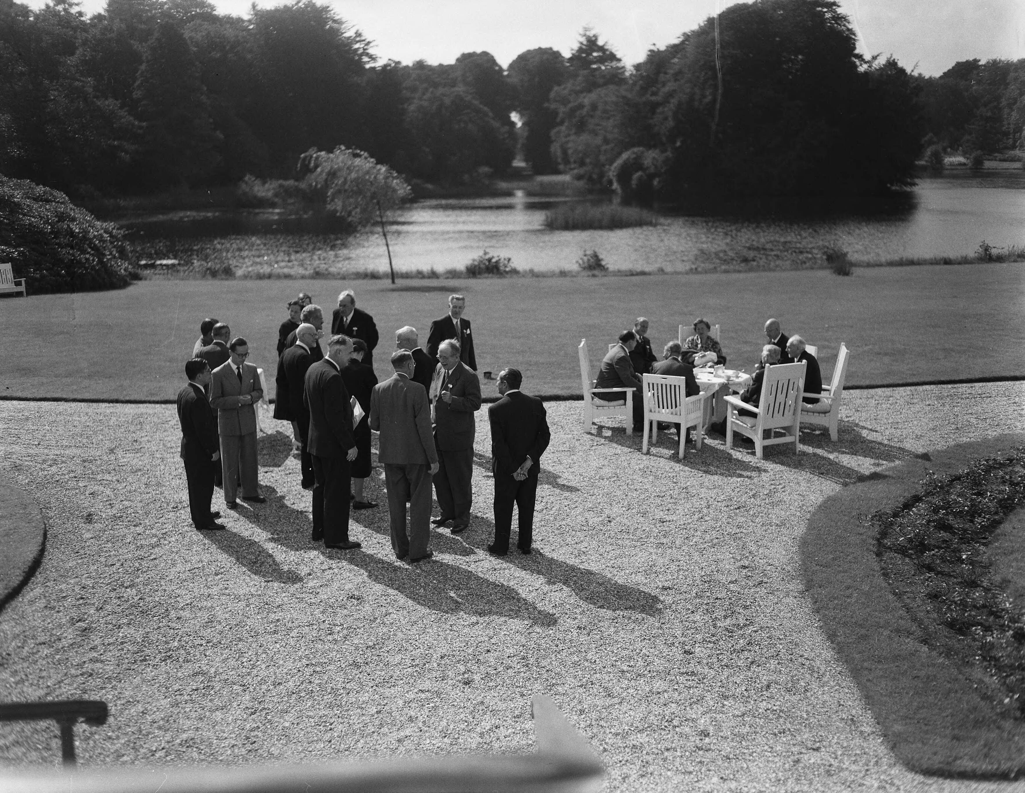 Fotocollectie Anefo — Koningin Juliana ontvangt deelnemers van het Internationaal Mathematisch Congres op paleis Soestdijk. In de paleistuin — Foto: Noske, J.D. / Anefo. Licentie: Set B: Rechtenvrij / Publiek Domein. Bron: Nationaal Archief. http://hdl.handle.net/10648/a9290d90-d0b4-102d-bcf8-003048976d84