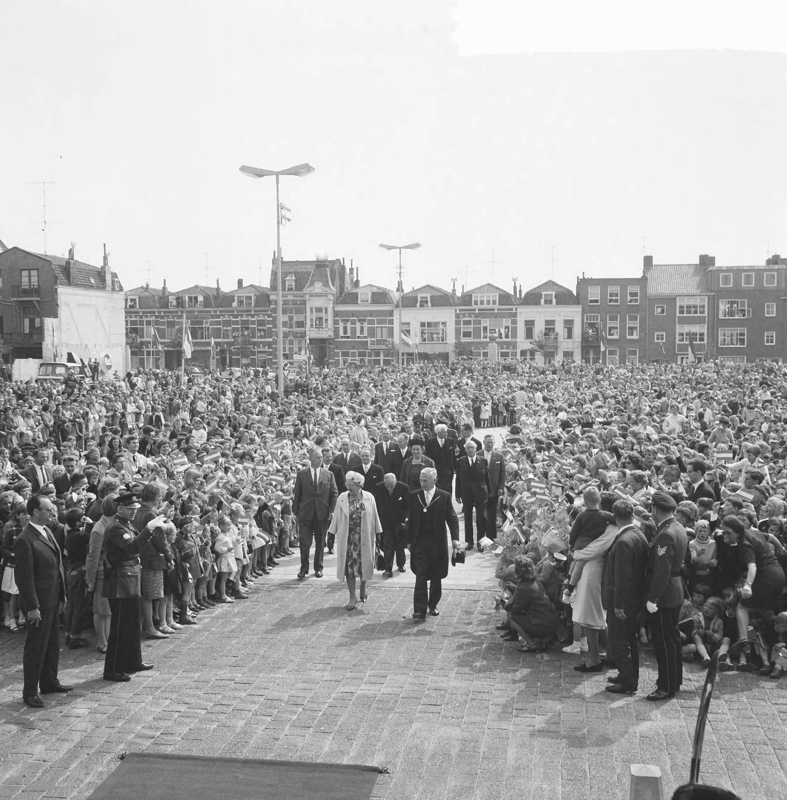 Koningin Juliana opent het nieuwe stadhuis te Vlissingen — Aankomst koningin Juliana, naast haar burgemeester mr. B. Kolff — Foto: Nijs, Jac. de / Anefo. Licentie: Set B: Rechtenvrij / Publiek Domein. Bron: Nationaal Archief. http://hdl.handle.net/10648/8007a493-456e-8e6f-0a31-732e32280ad6