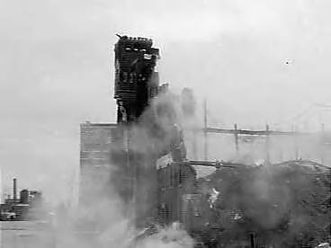 Fotocollectie Anefo — Grote pakhuisbrand (Zaans Veem) te Zaandam. Pakhuizen Czaar Peter en pand Nederland van Zaans Veem v.h. rijstpellerij Kamphuys — Foto: Noske, J.D. / Anefo. Licentie: Set B: Rechtenvrij / Publiek Domein. Bron: Nationaal Archief. http://hdl.handle.net/10648/ad7675b8-d0b4-102d-bcf8-003048976d84