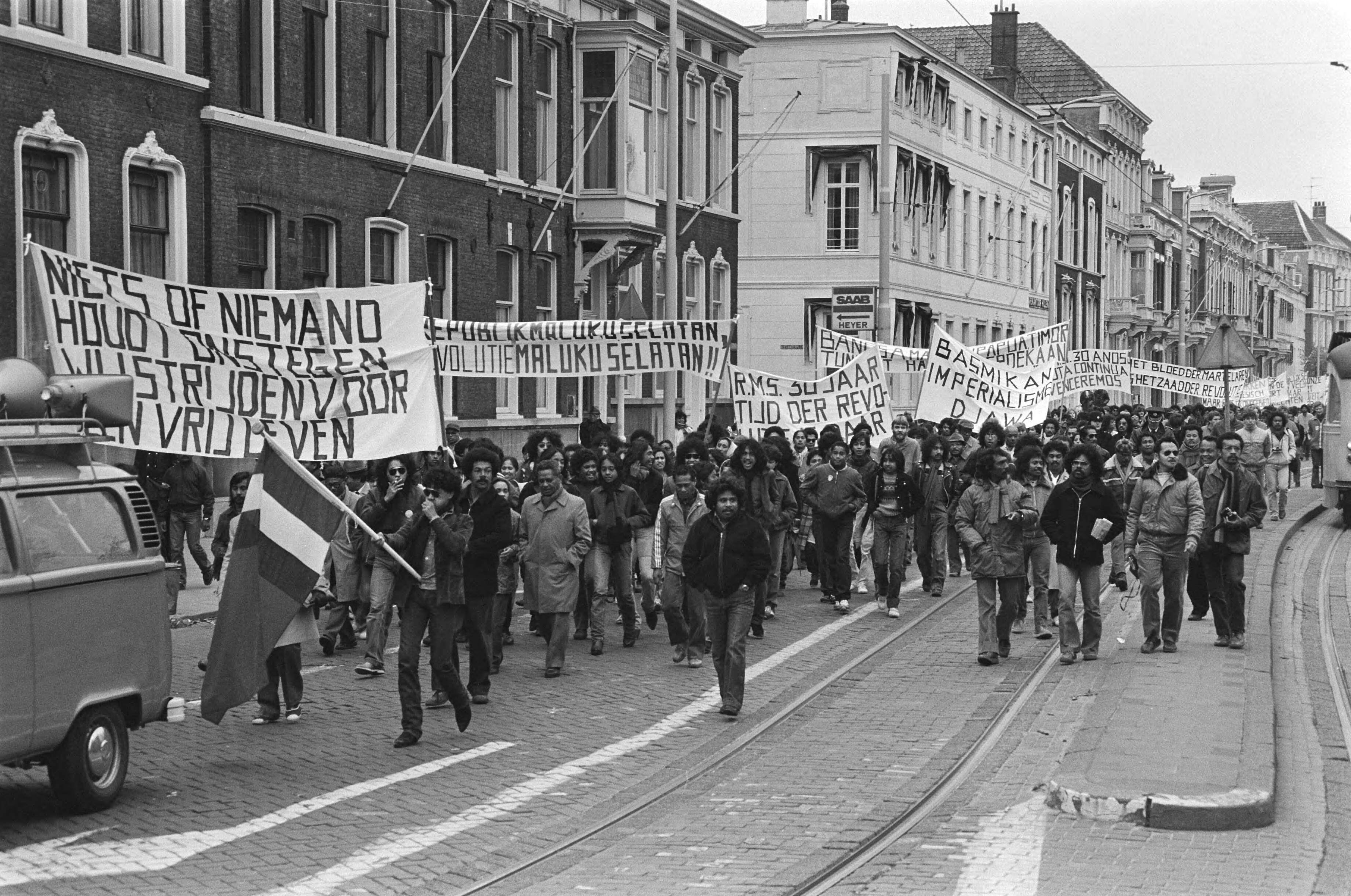 Fotocollectie Anefo — Demonstratie Zuid Molukkers in Den Haag i.v.m. herdenking uitroepen Vrije Republiek der Zuid Molukken 30 jaar geleden; demonstranten onderweg / — Foto: Dijk, Hans van / Anefo. Licentie: Set B: Rechtenvrij / Publiek Domein. Bron: Nationaal Archief. http://hdl.handle.net/10648/acdef030-d0b4-102d-bcf8-003048976d84