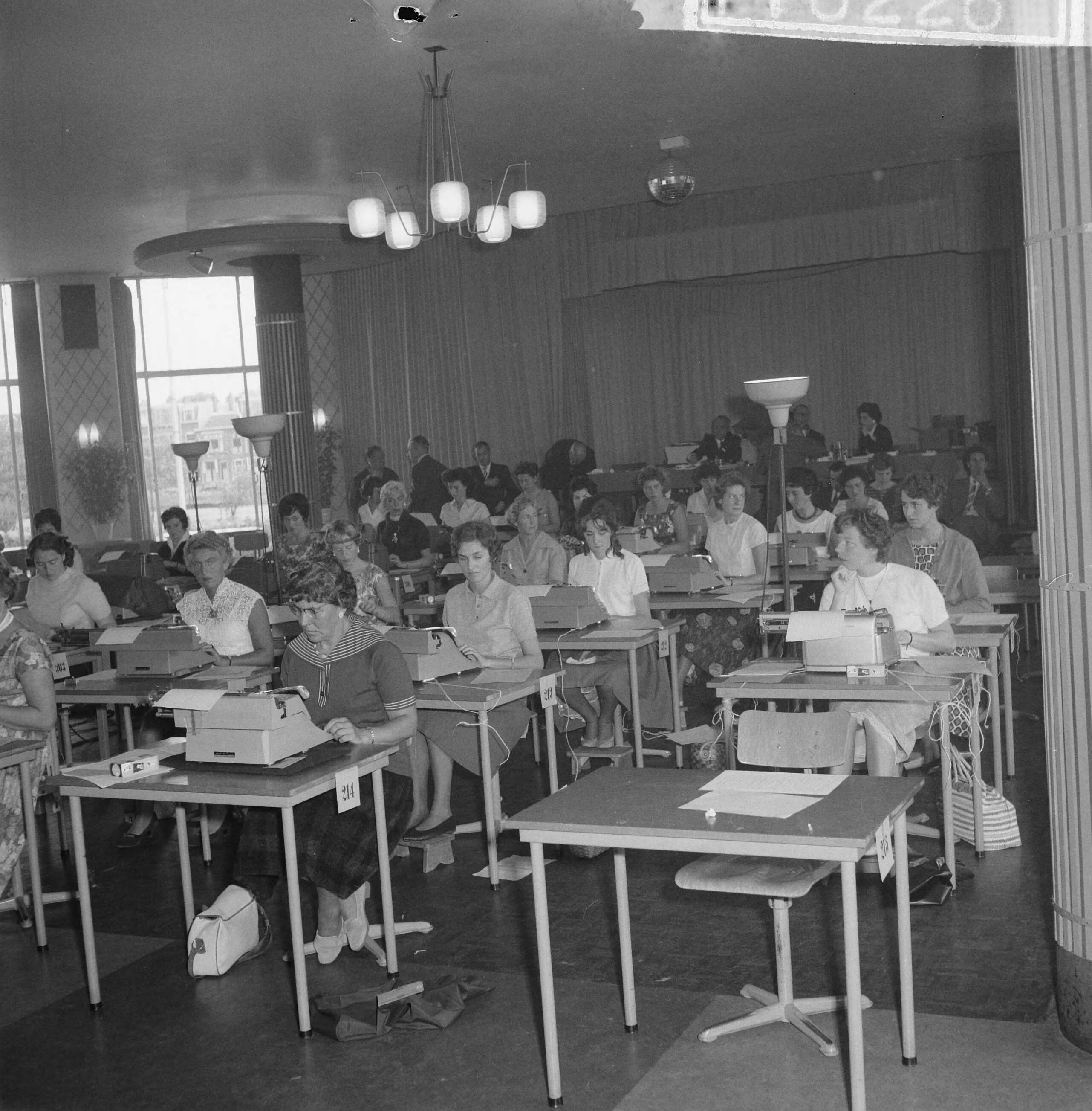 Fotocollectie Anefo — Nationaal kampioenschap machineschrijven te Den Haag — Foto: Lindeboom, Henk / Anefo. Licentie: Set B: Rechtenvrij / Publiek Domein. Bron: Nationaal Archief. http://hdl.handle.net/10648/a9ba3dba-d0b4-102d-bcf8-003048976d84