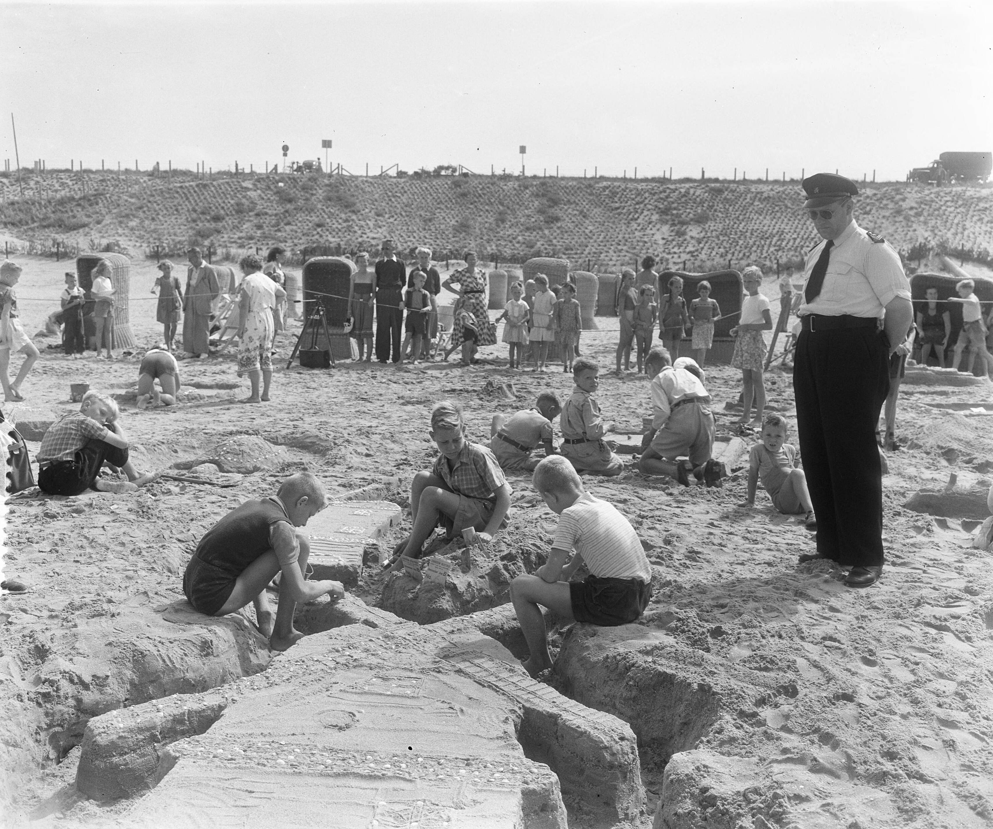 Fotocollectie Anefo — Zandbouwwedstrijd te Zandvoort — Foto: Pot, Harry / Anefo. Licentie: Set B: Rechtenvrij / Publiek Domein. Bron: Nationaal Archief. http://hdl.handle.net/10648/a911132a-d0b4-102d-bcf8-003048976d84